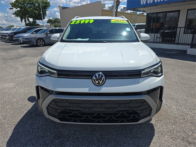 2025 Volkswagen Taos SE photo 2