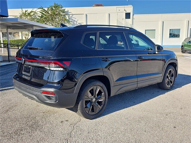 2025 Volkswagen Taos SE photo 2