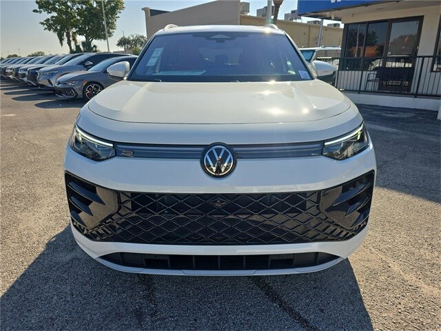 2026 Volkswagen Tiguan SEL R-Line photo 2