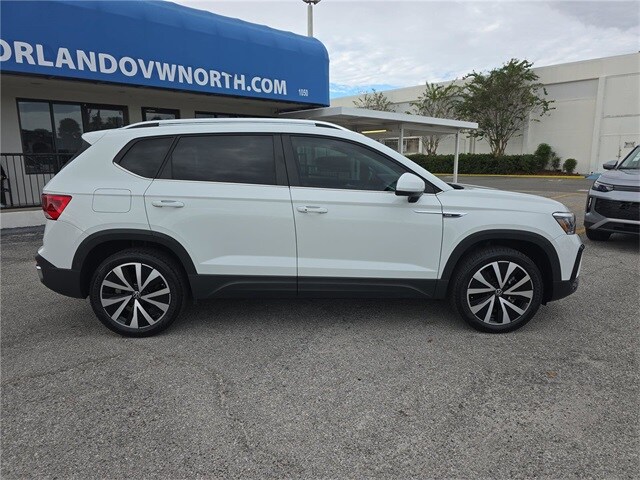 2022 Volkswagen Taos SE photo 2