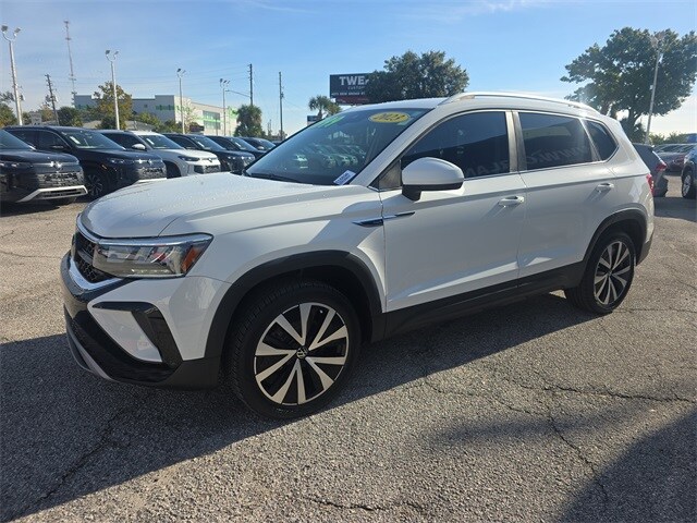 2023 Volkswagen Taos SE photo 3