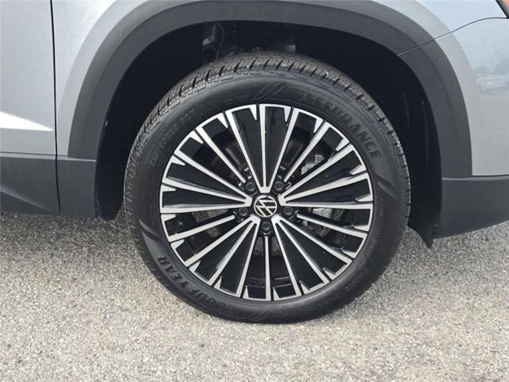Used 2025 Volkswagen Taos 1.5T SE SUV