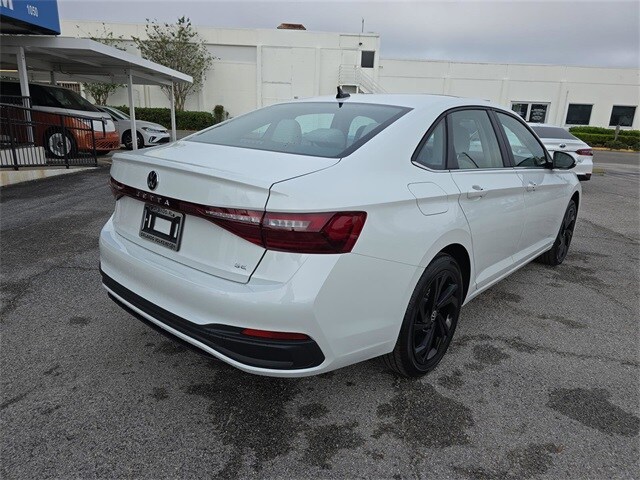 2025 Volkswagen Jetta SE photo 4