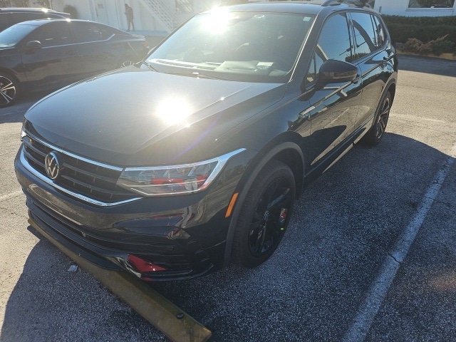 2024 Volkswagen Tiguan SE R-LINE BLACK's photo