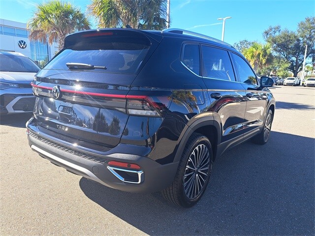 2025 Volkswagen Taos SE photo 4