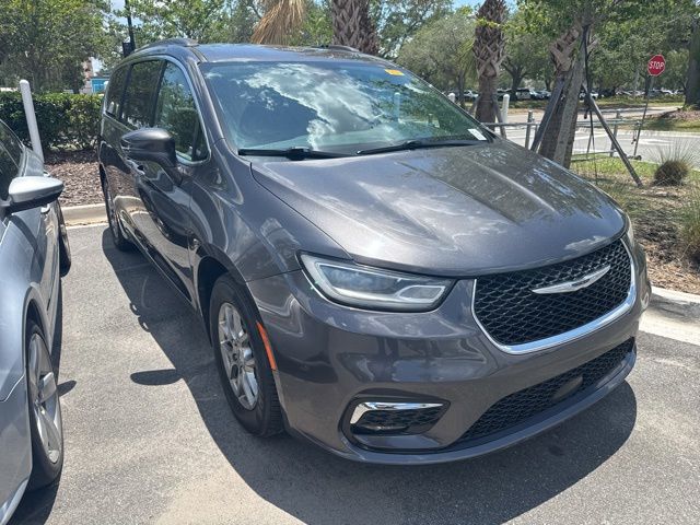 2021 Chrysler Pacifica Touring's photo