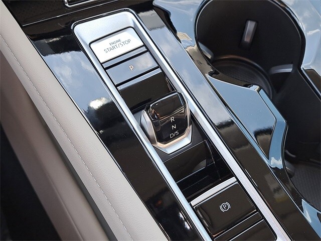 2025 Volkswagen Atlas SEL Premium R-Line photo 2