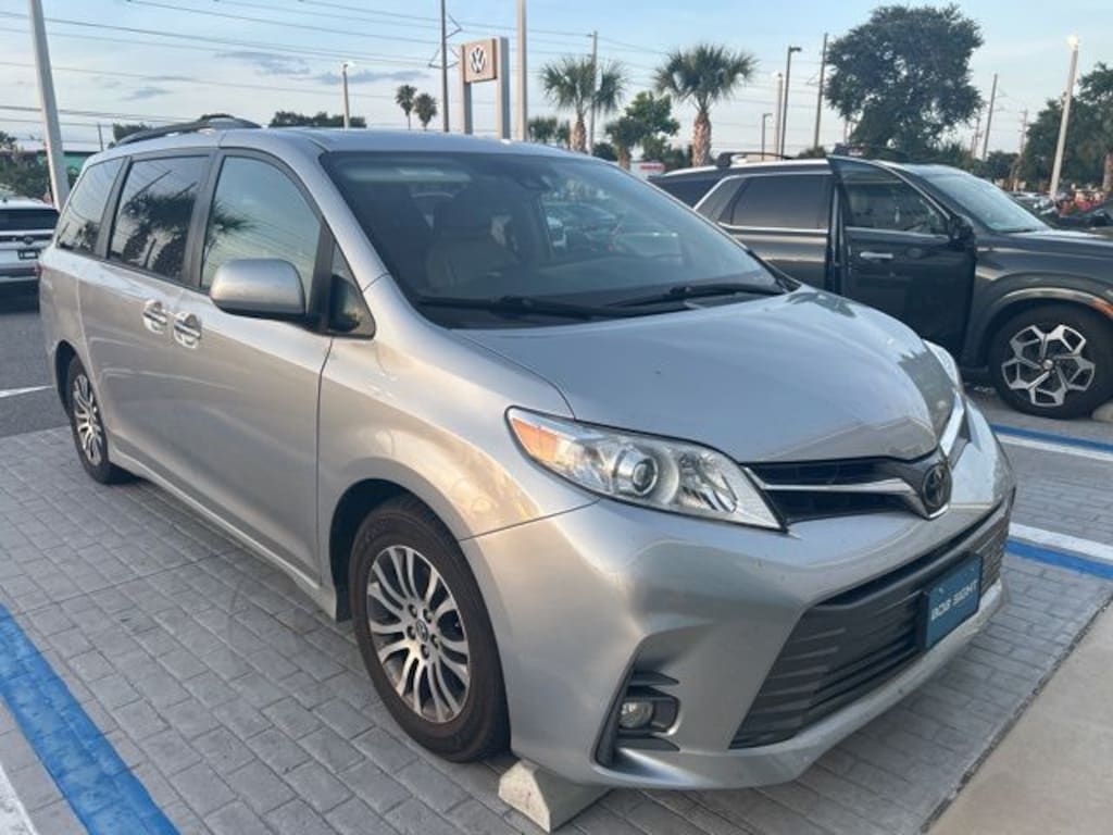 Used 2020 Toyota Sienna XLE Minivan/Van