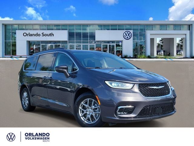 2021 Chrysler Pacifica Touring's photo