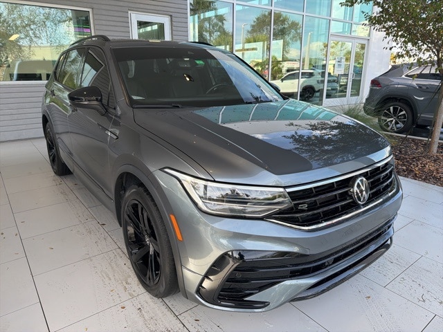 2023 Volkswagen Tiguan SE R-LINE BLACK's photo