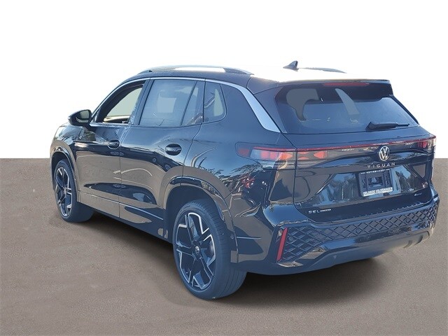 2026 Volkswagen Tiguan SEL R-Line photo 3