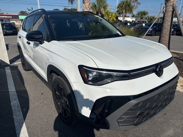 2025 Volkswagen Taos SE Black's photo