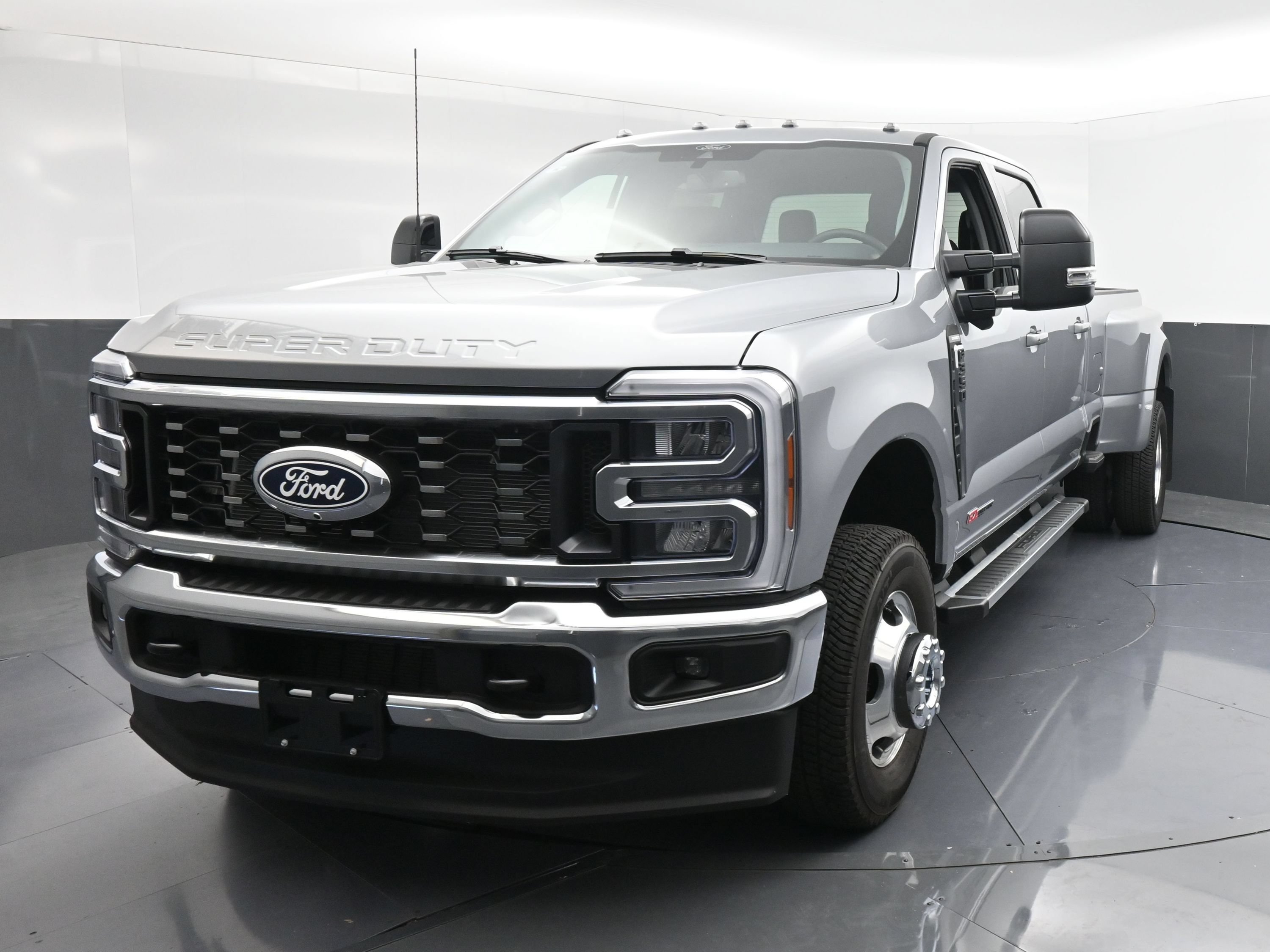 2027 Ford F-350 LARIAT Truck Crew Cab