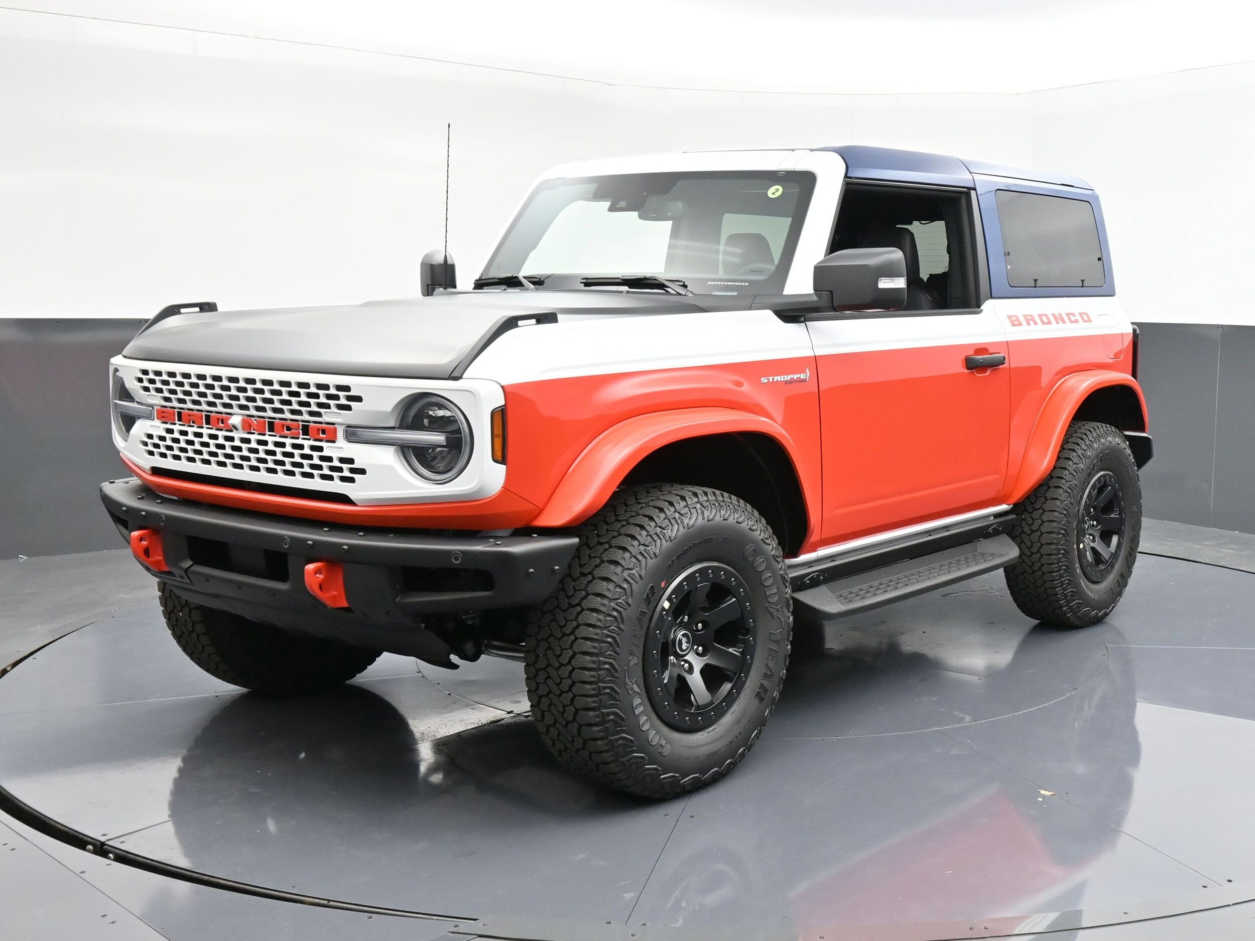 2025 Ford Bronco First Edition photo 3