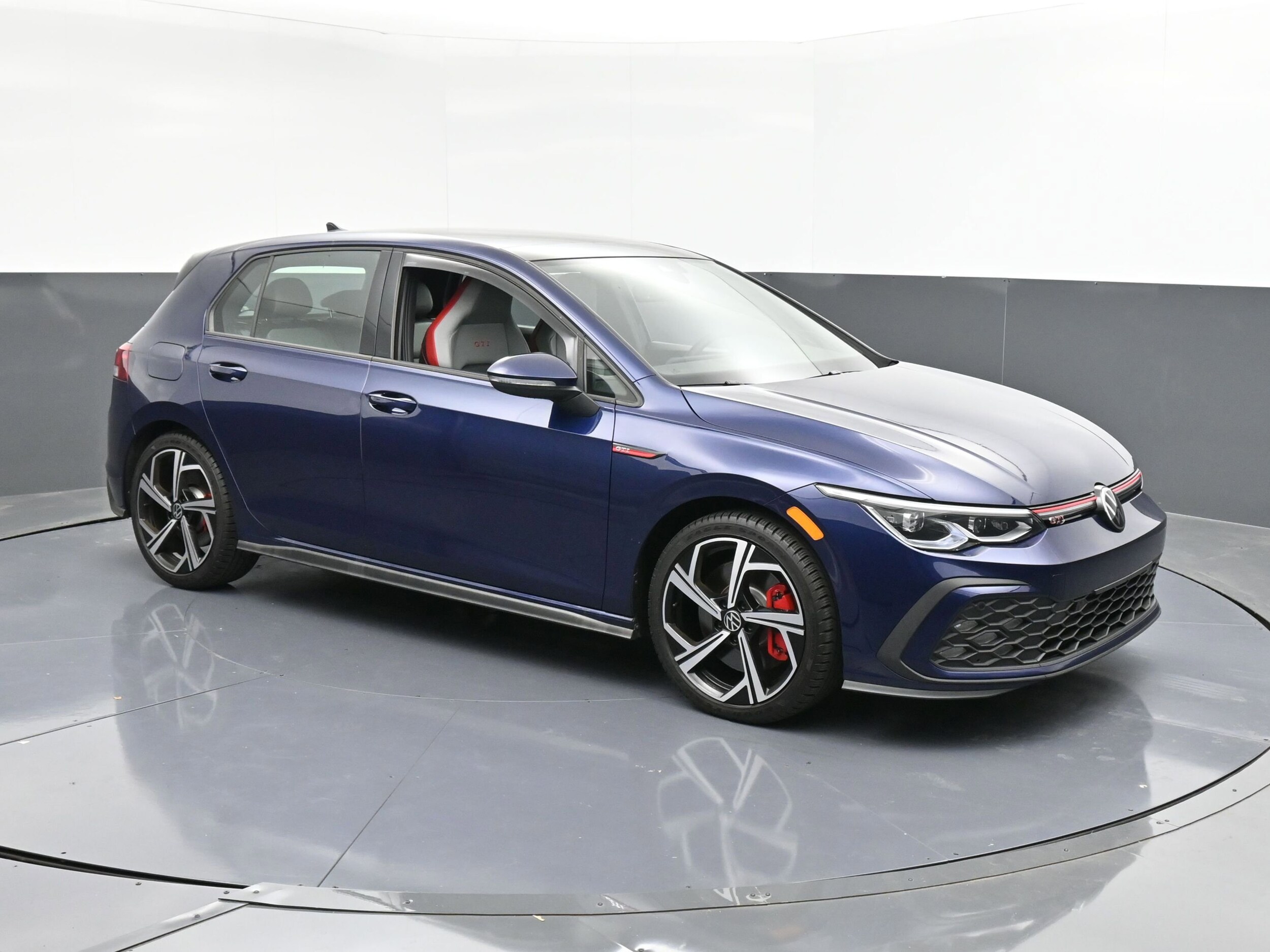 2024 Volkswagen Golf GTI SE photo 2