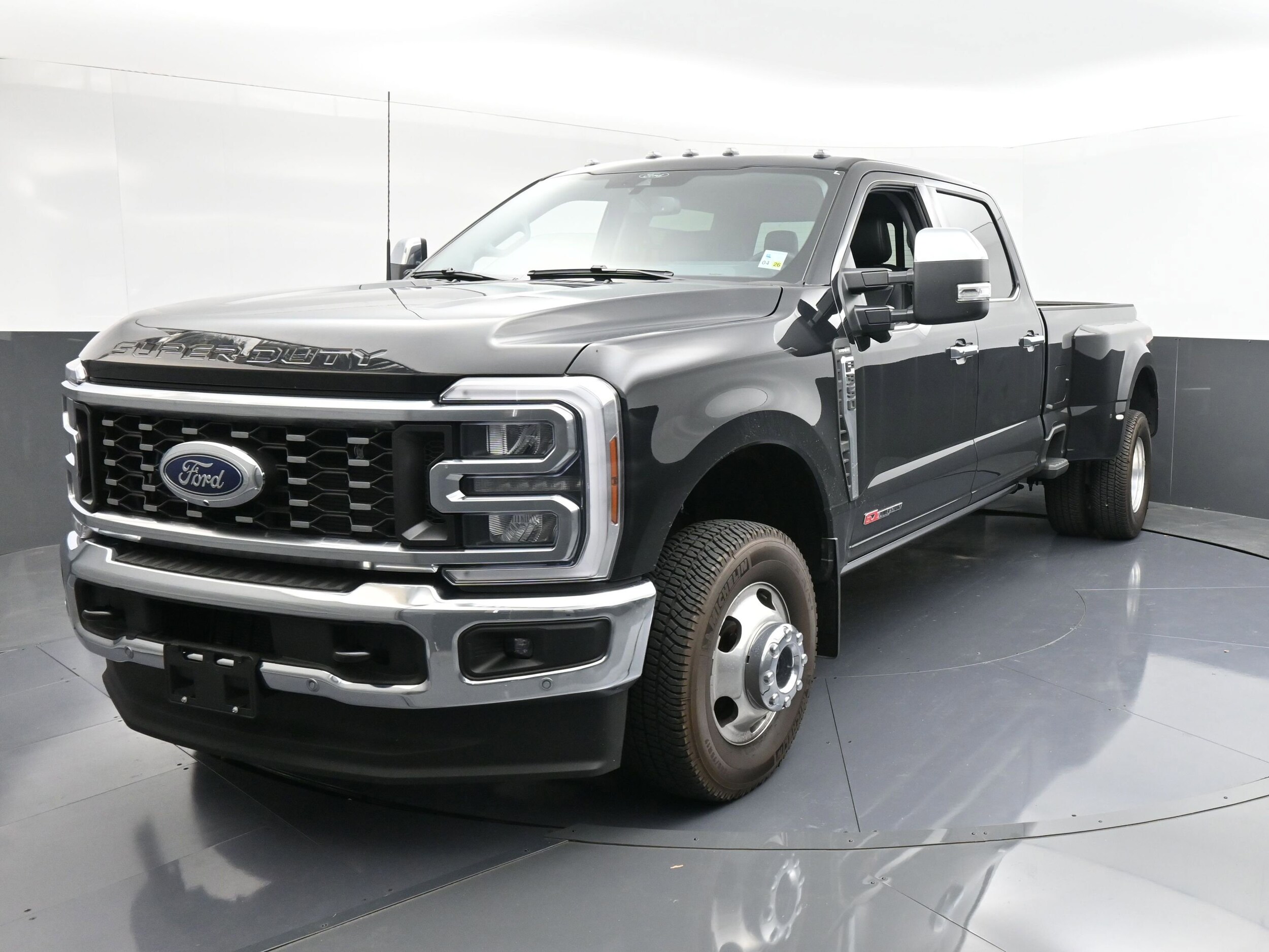2025 Ford F-350 Lariat photo 3