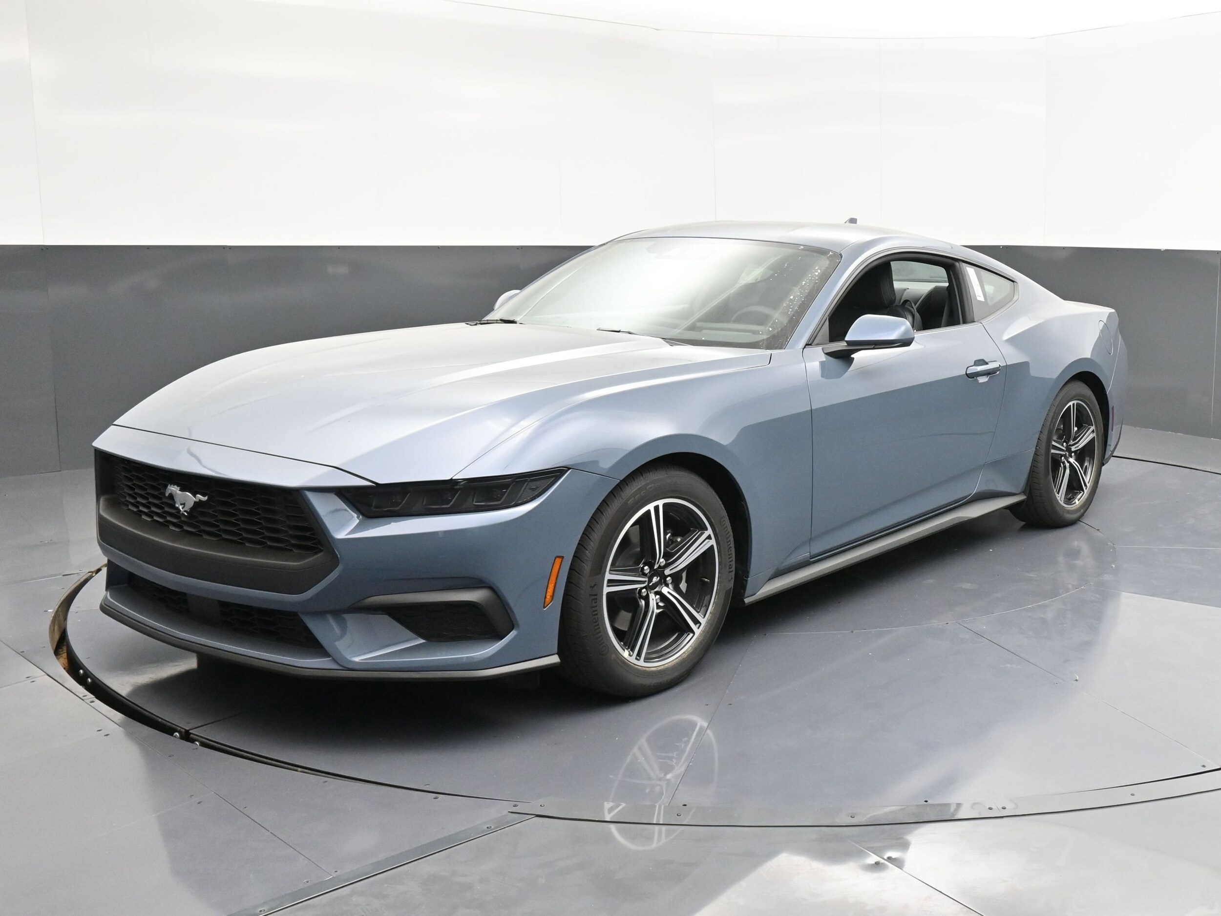2025 Ford Mustang EcoBoost photo 3