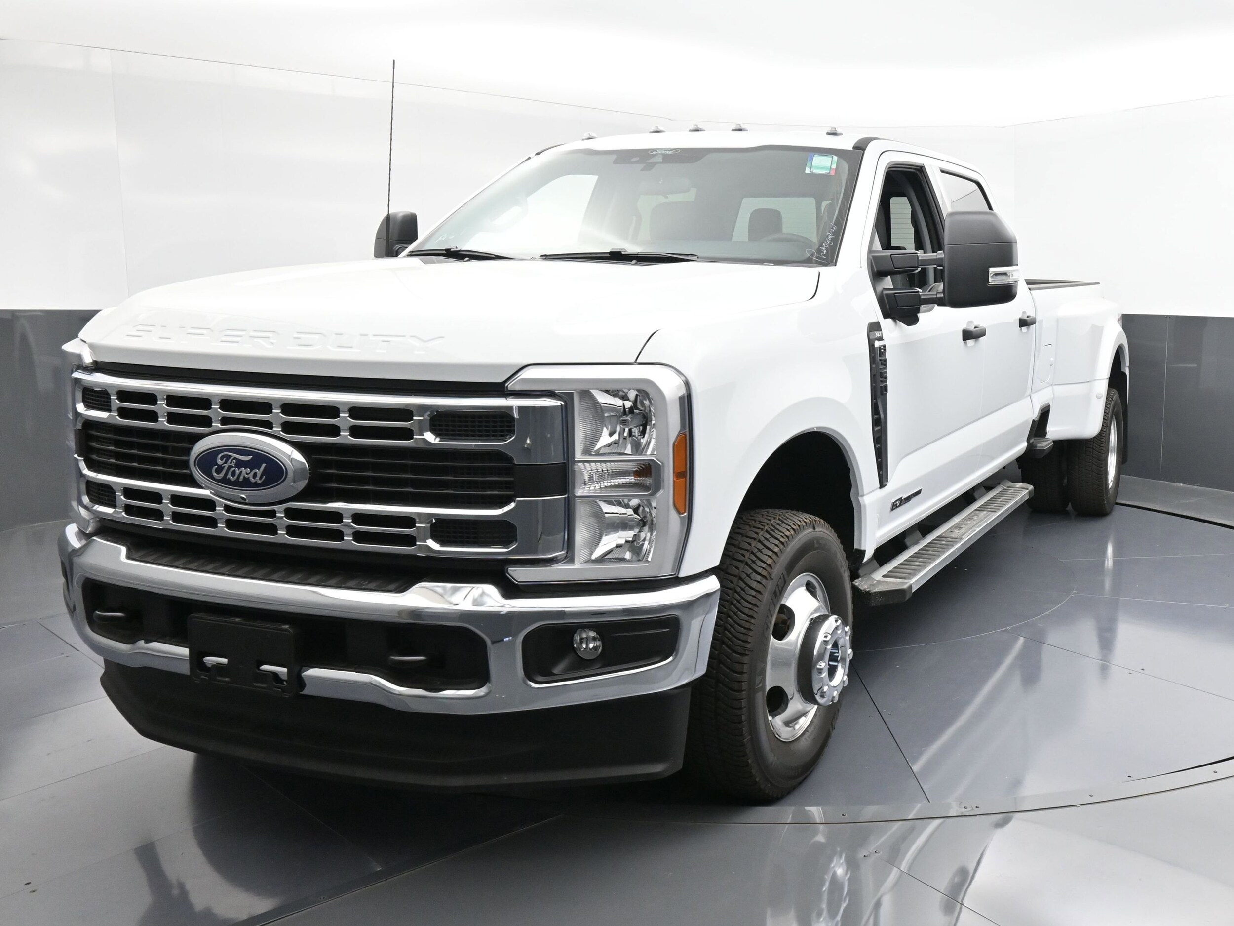 2025 Ford F-350 XLT photo 3