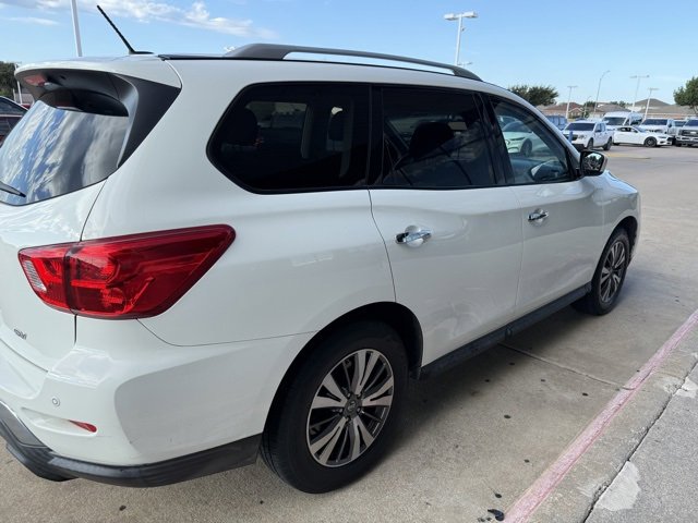 2017 Nissan Pathfinder SV photo 2