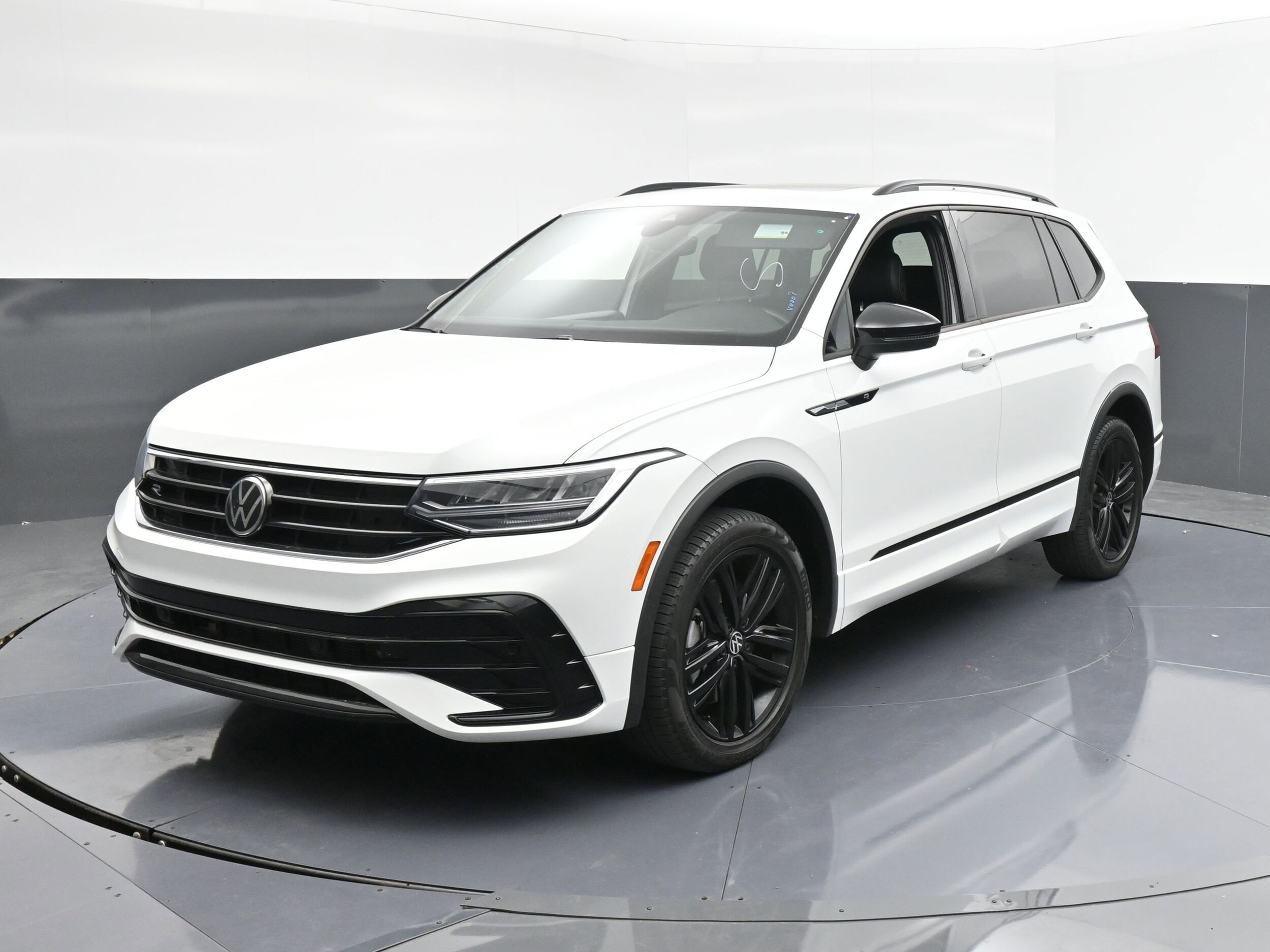 2022 Volkswagen Tiguan SE R-Line Black photo 3