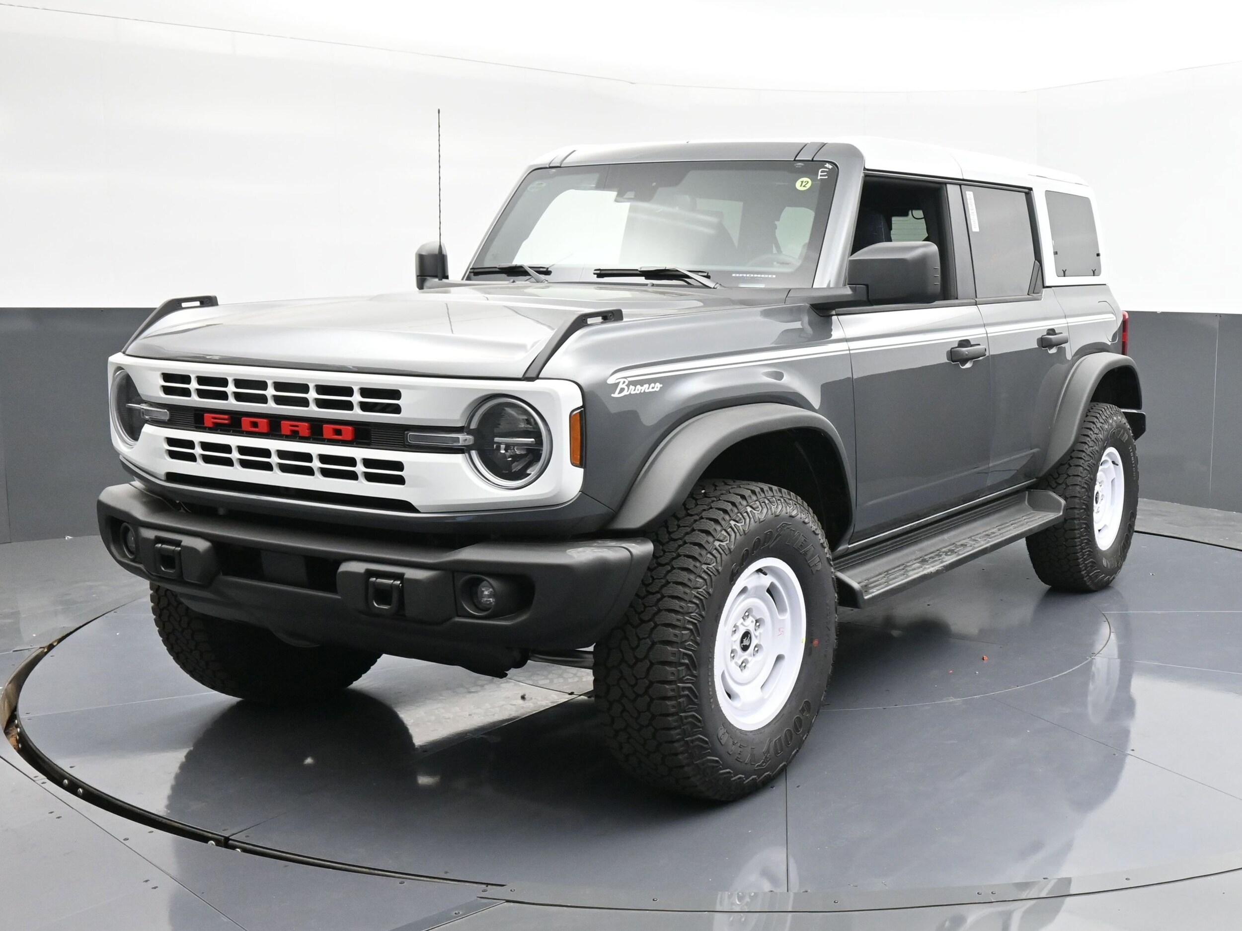 2025 Ford Bronco Heritage First Edition photo 3