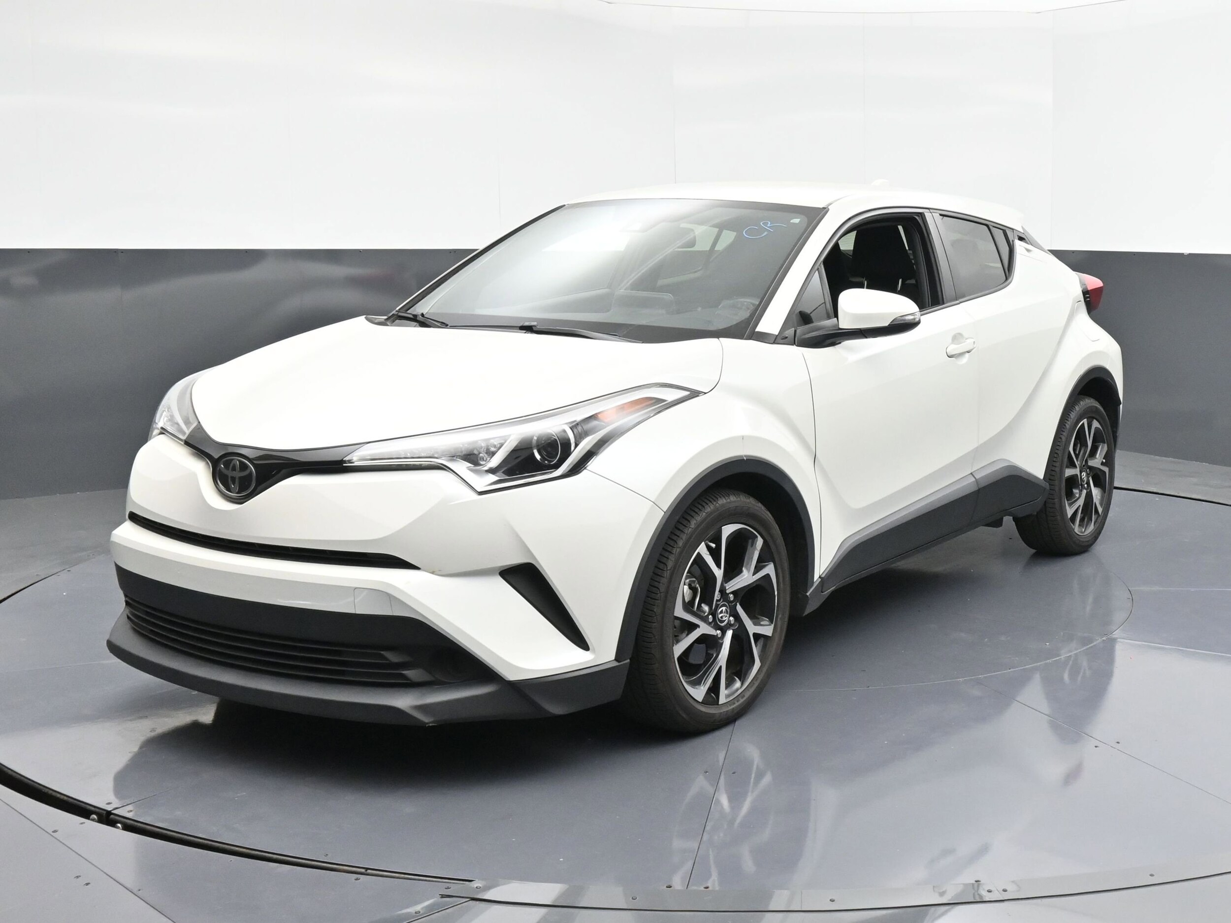 2019 Toyota C-HR XLE photo 3