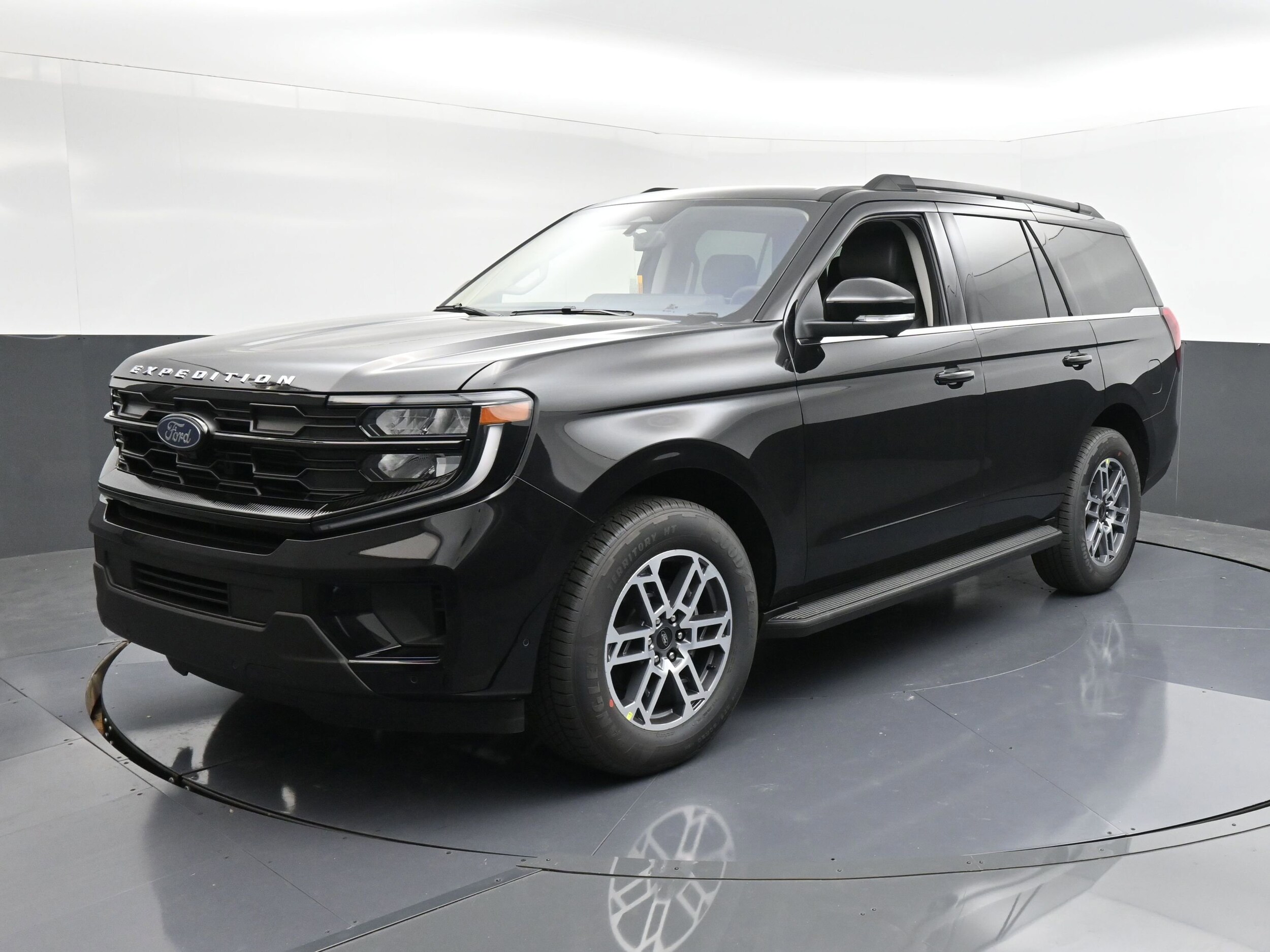 2025 Ford Expedition photo 3