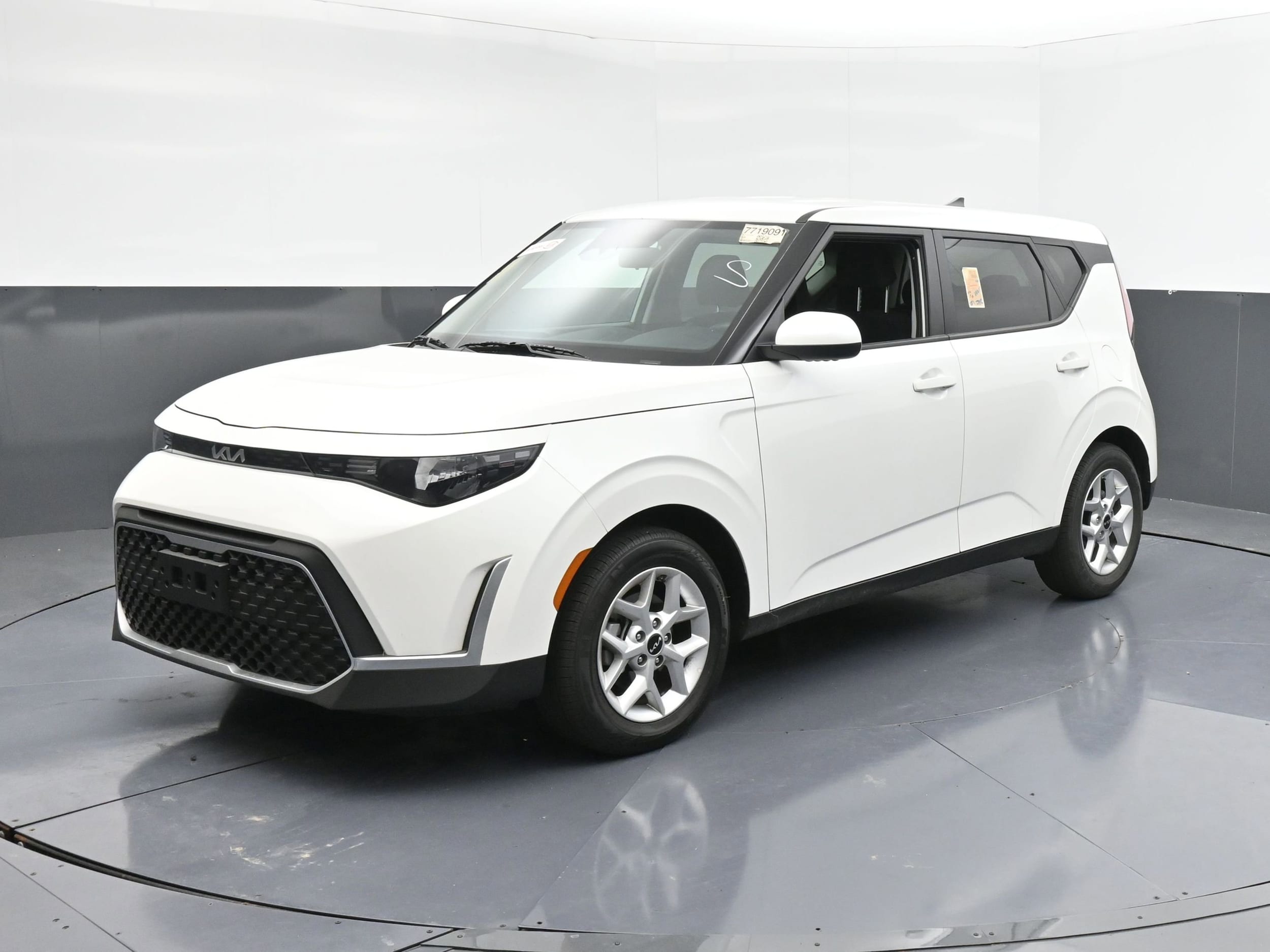 2025 Kia Soul 2.0L LX IVT's photo