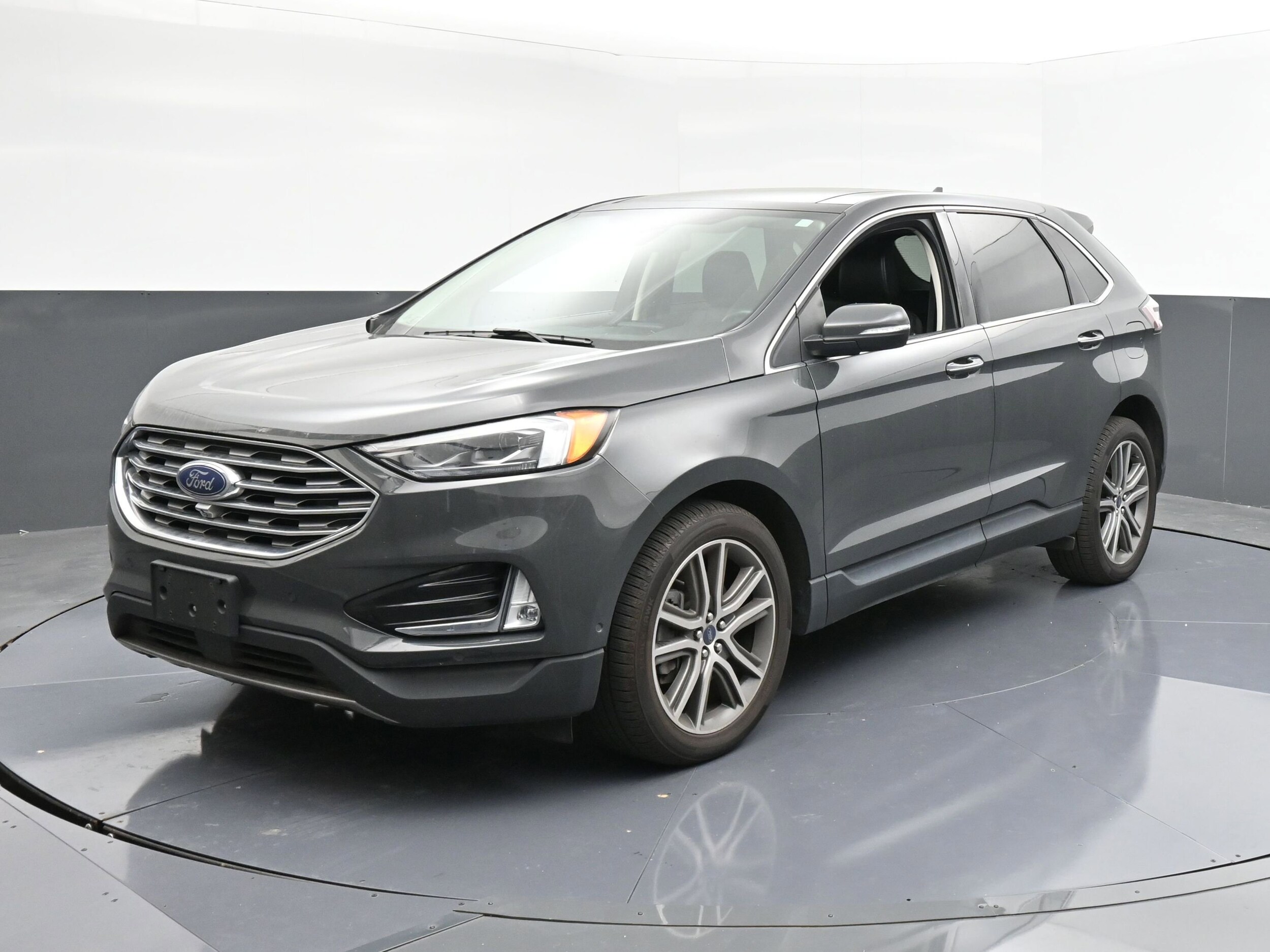2021 Ford Edge Titanium photo 2