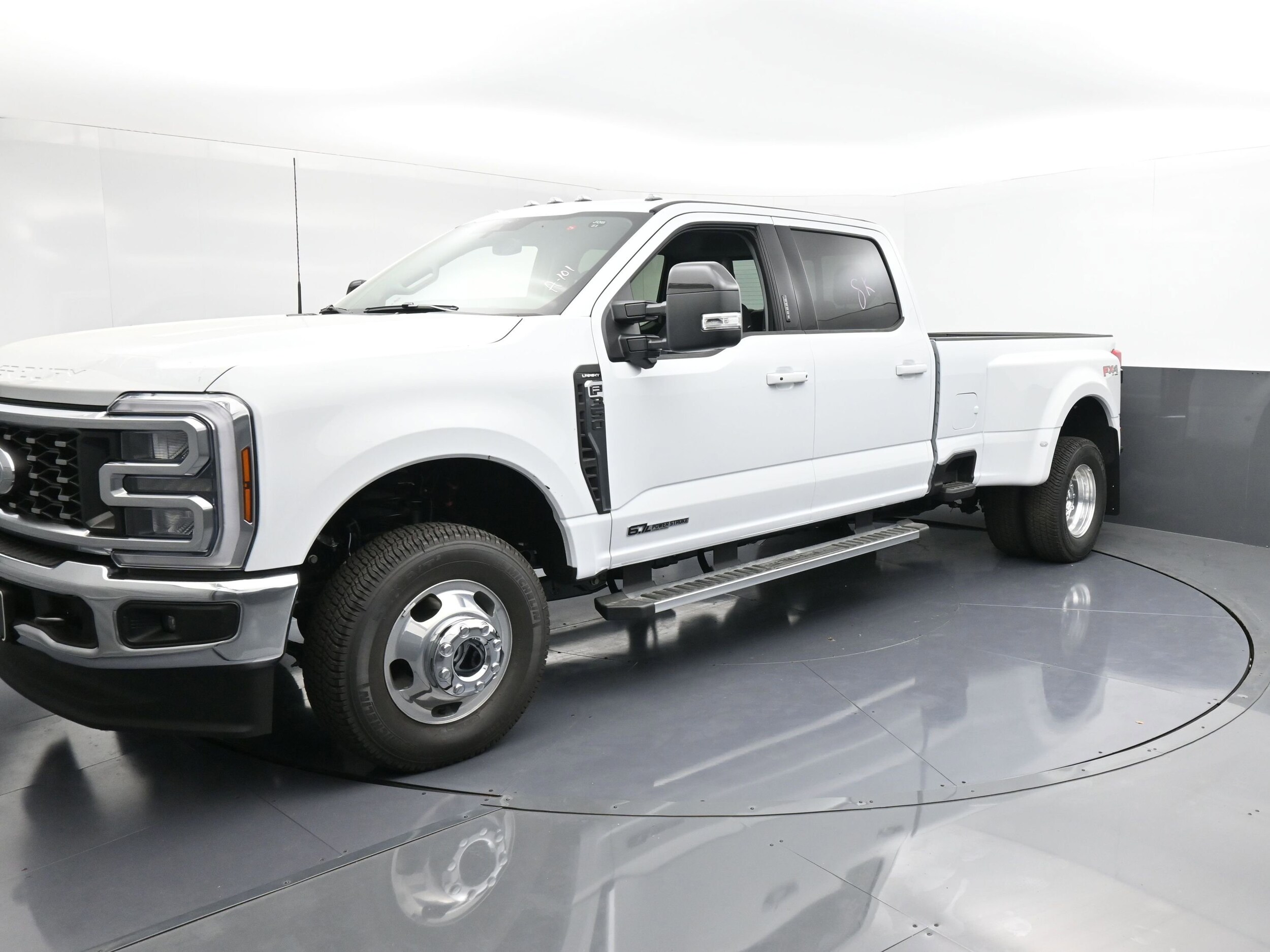 2026 Ford F-350 Lariat photo 3