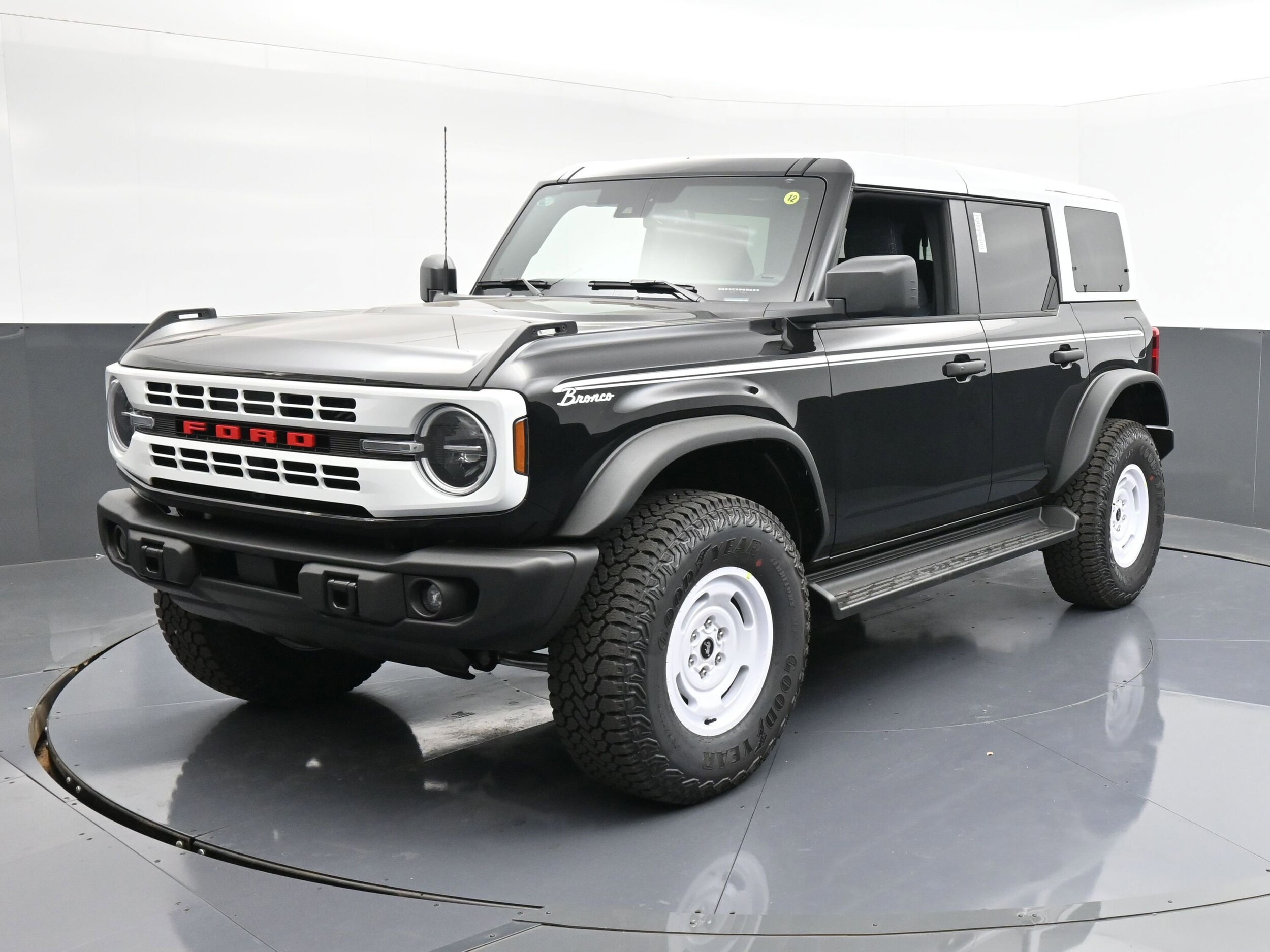 2025 Ford Bronco Heritage First Edition photo 3
