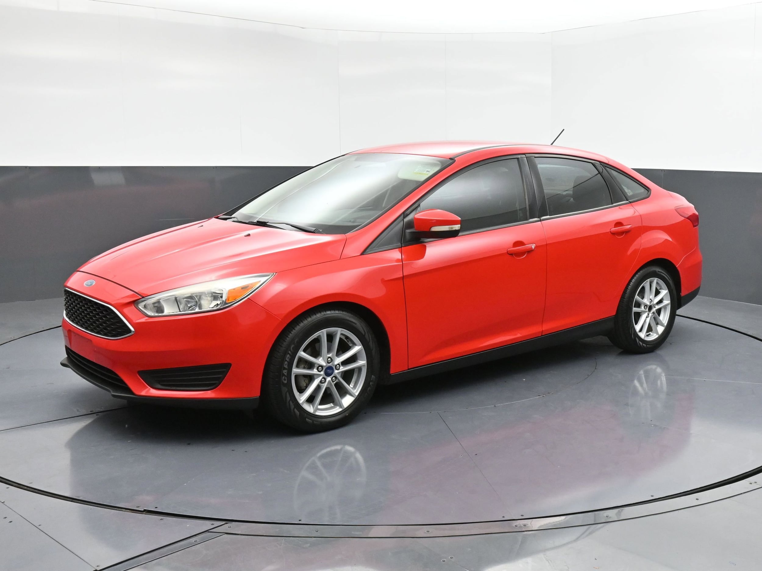 2016 Ford Focus Sedan SE's photo