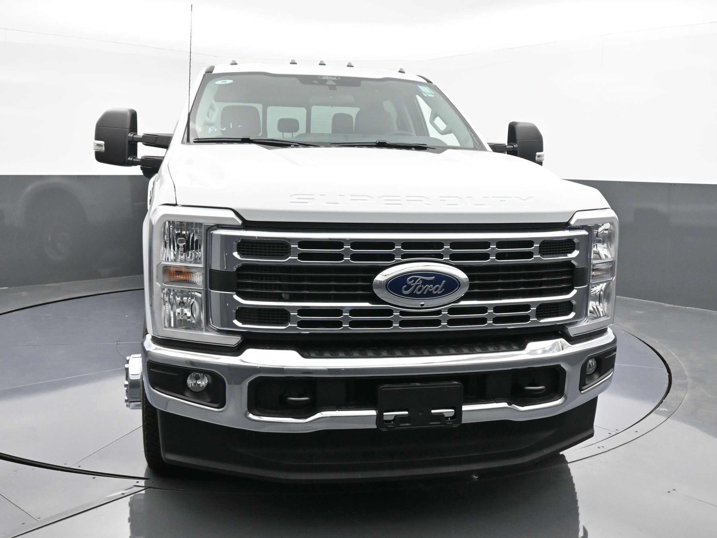 2025 Ford F-350 XLT photo 2