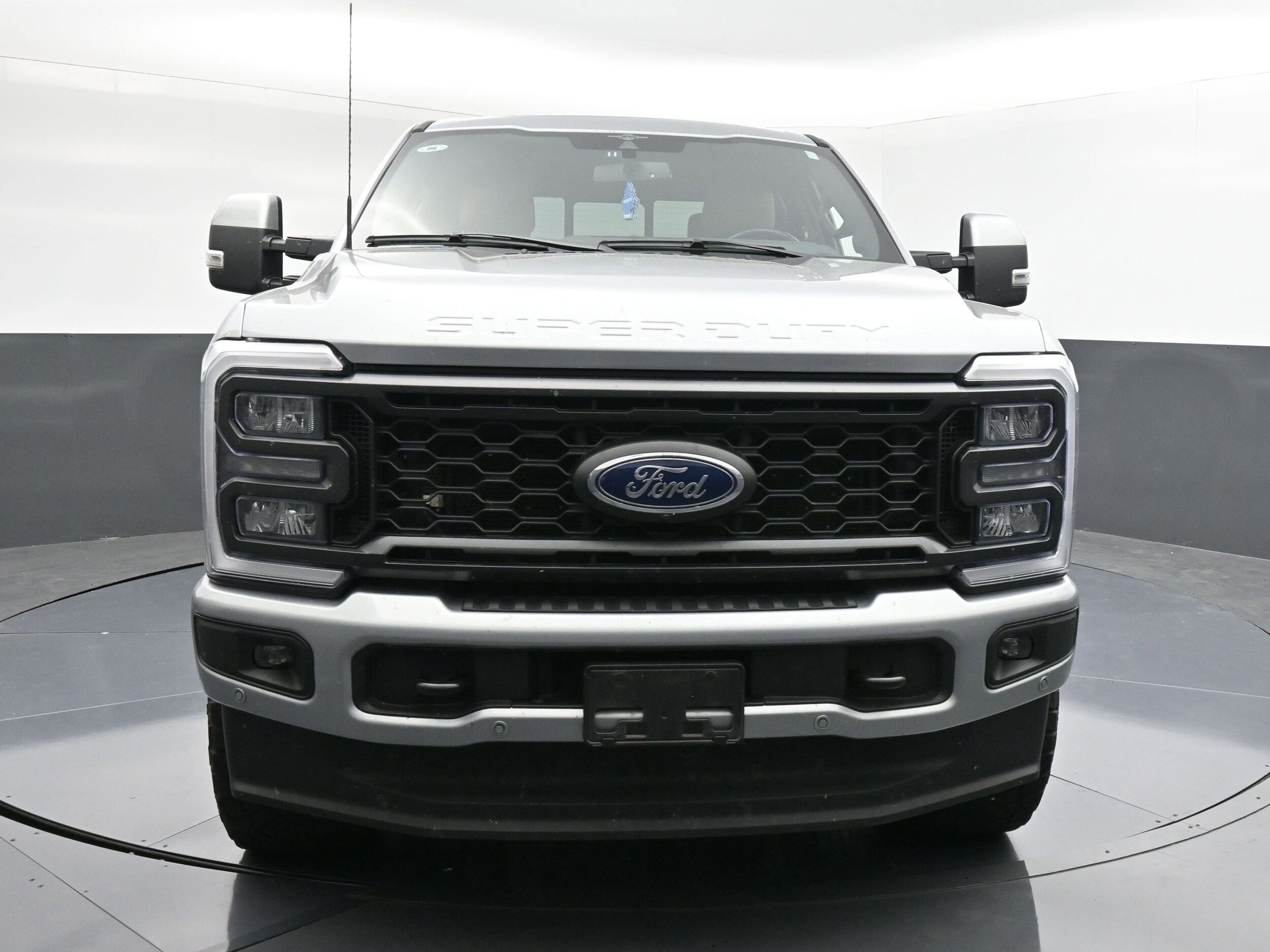 2023 Ford F-250 Lariat photo 2