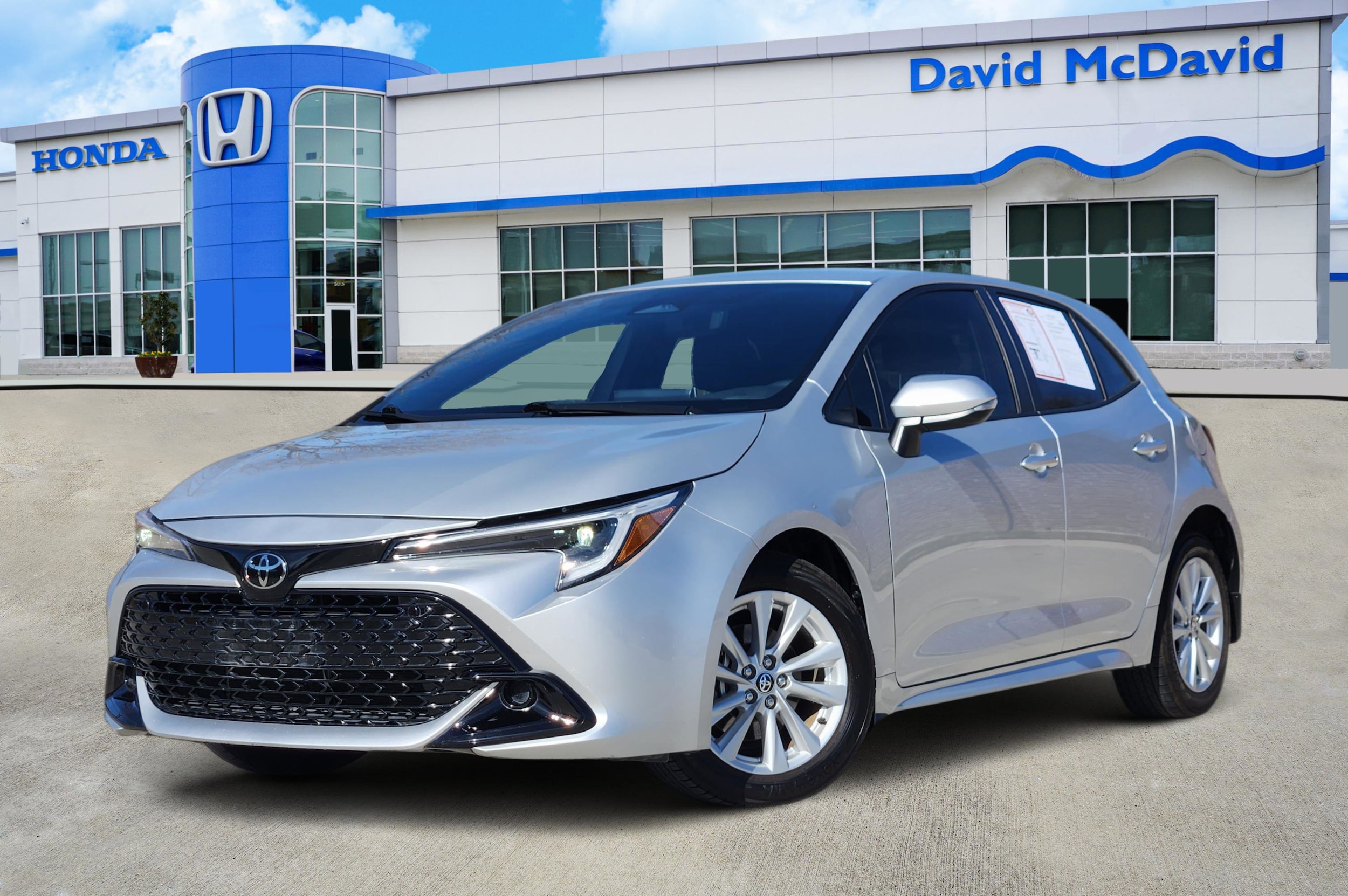 2024 Toyota Corolla Hatchback SE's photo