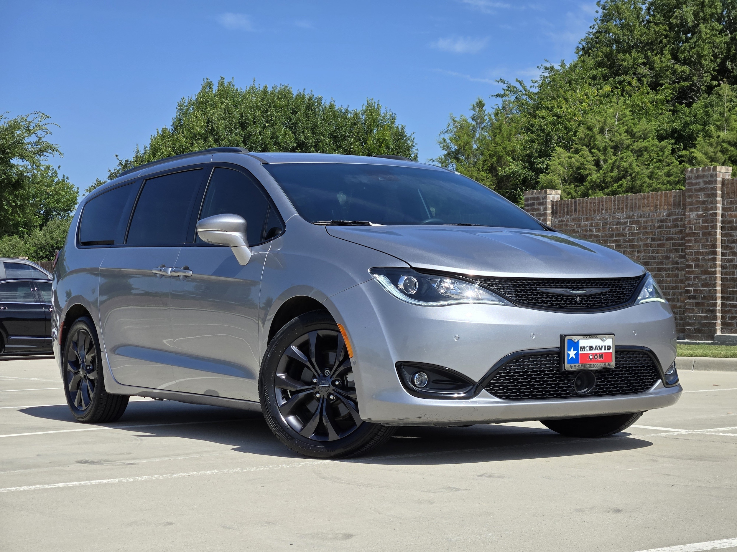 2018 Chrysler Pacifica Limited's photo