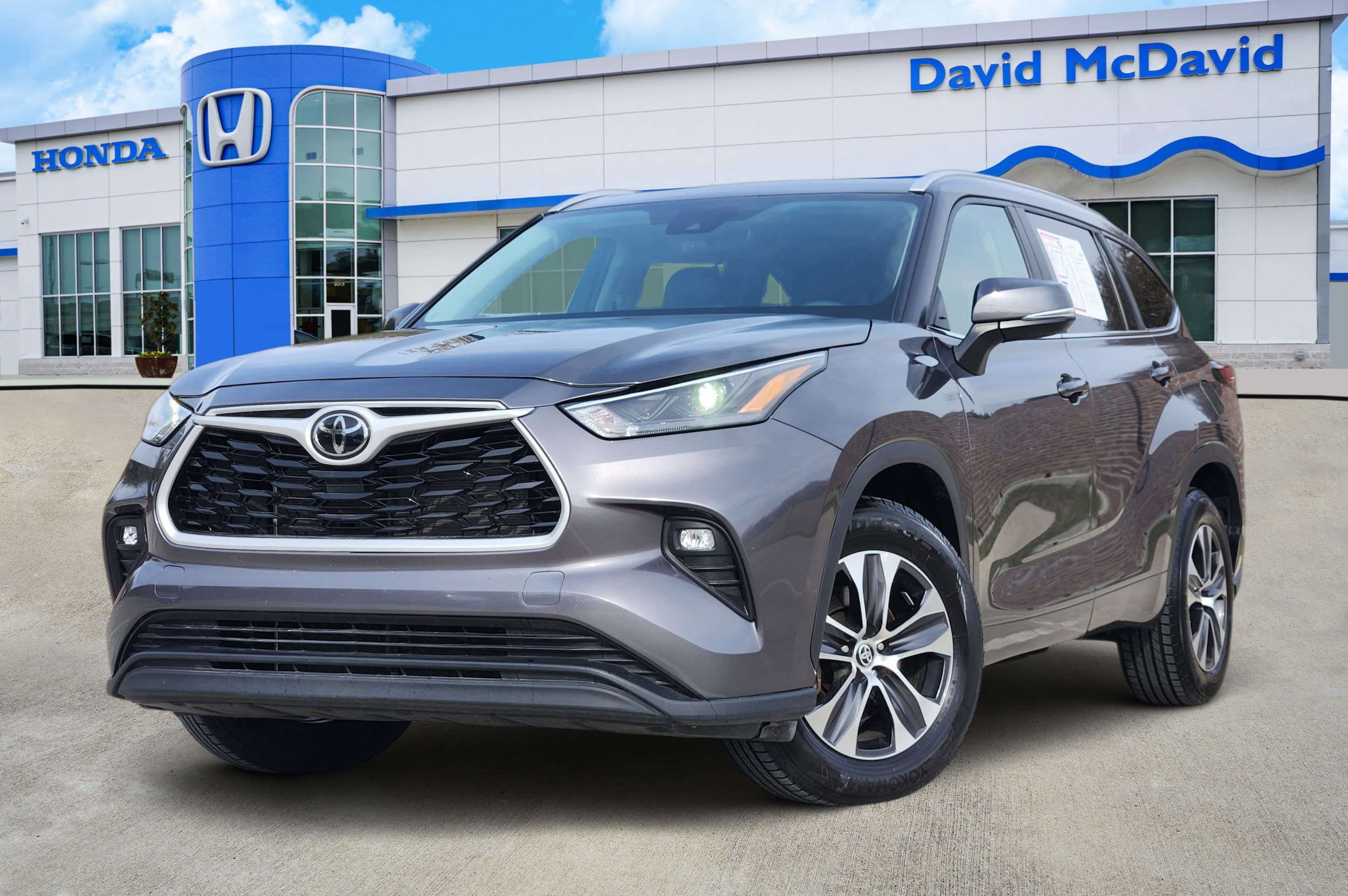 2024 Toyota Highlander LE's photo