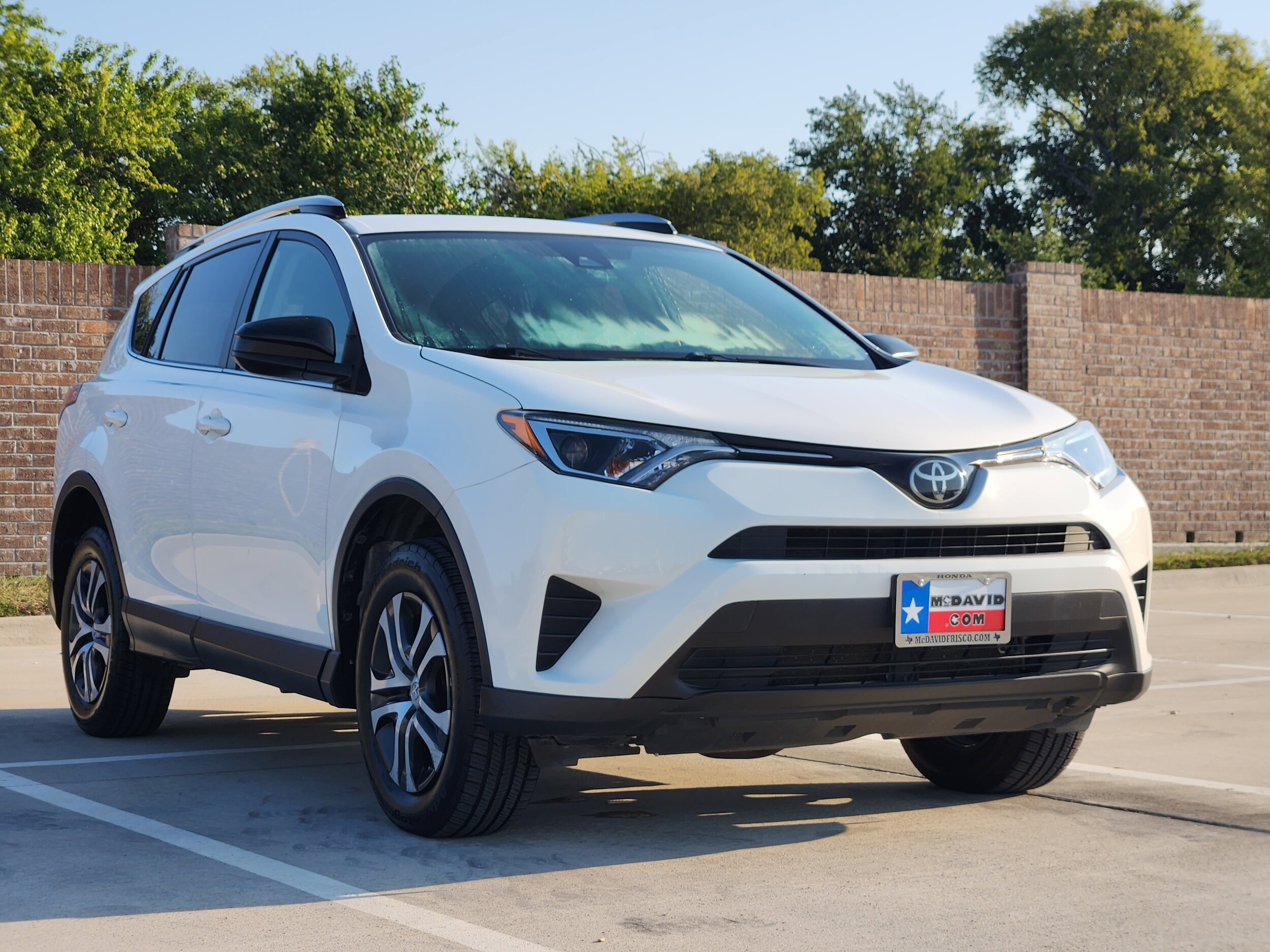 2018 Toyota RAV4 LE photo 2