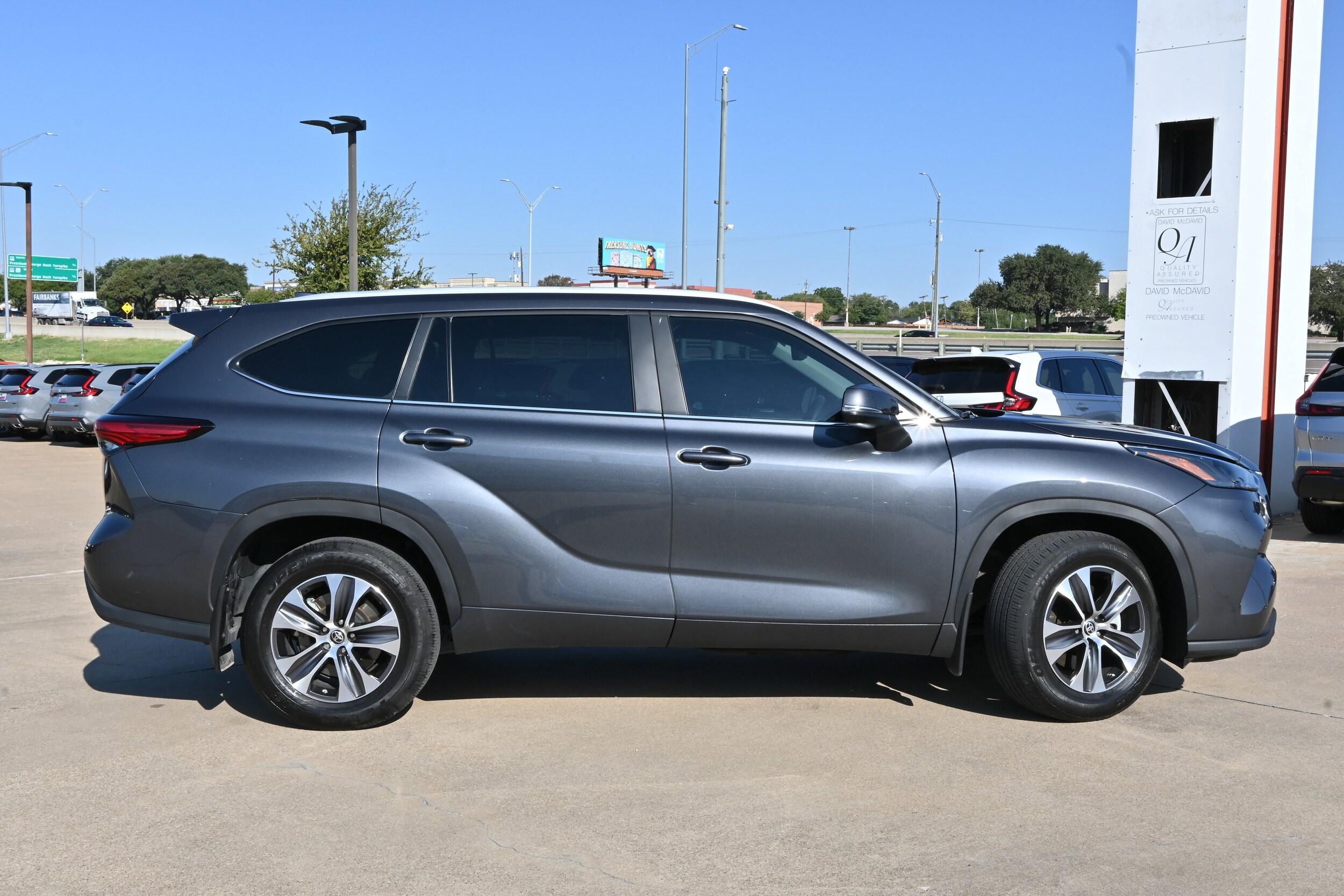 2023 Toyota Highlander XLE photo 2