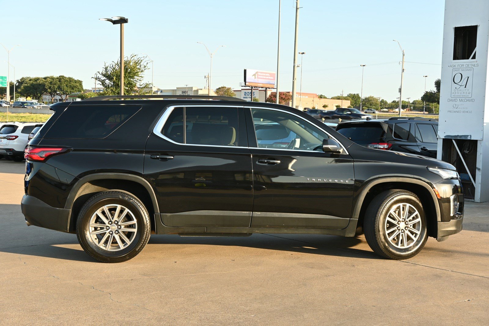 Used 2022 Chevrolet Traverse 1LT with VIN 1GNERGKWXNJ162989 for sale in Irving, TX