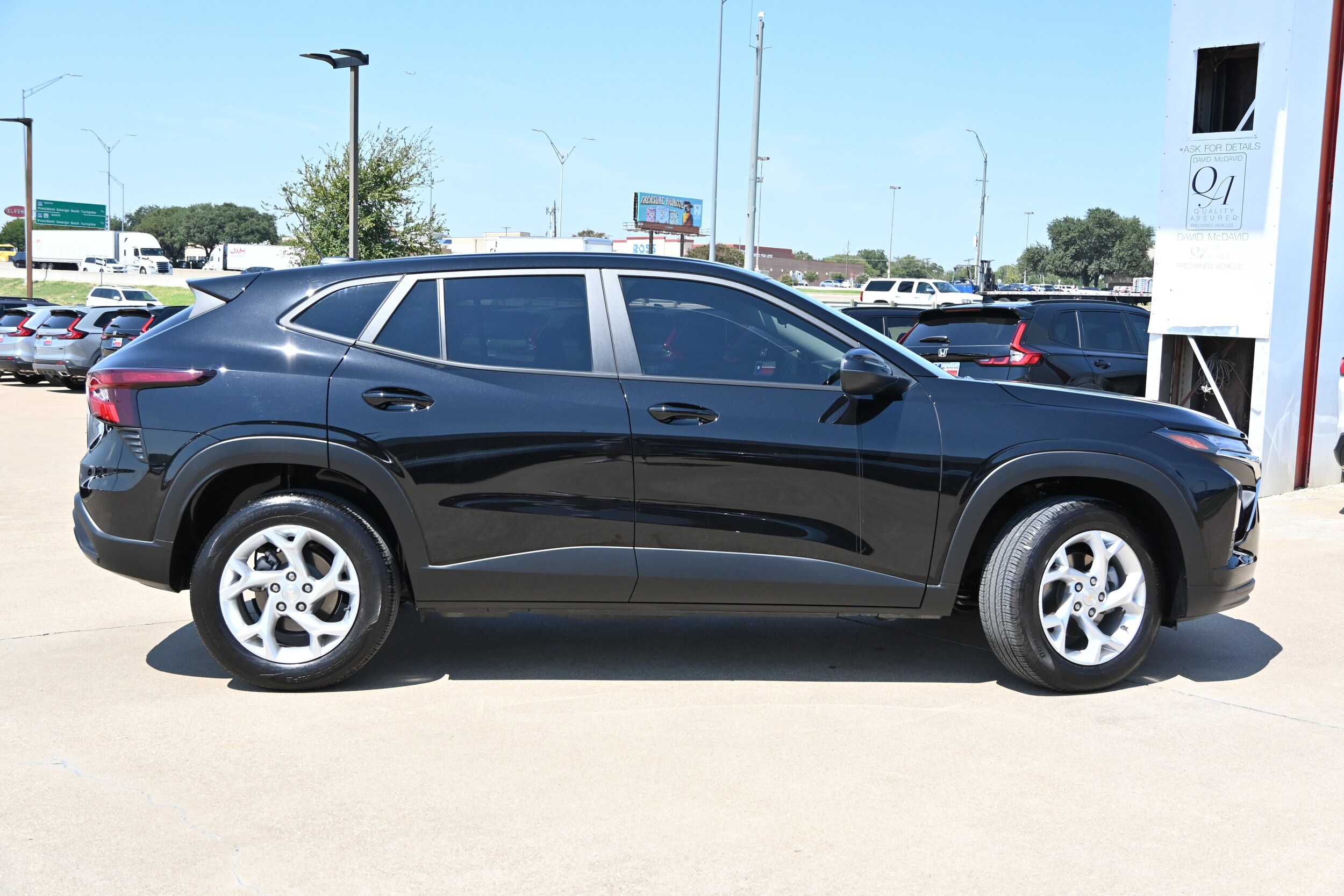 2025 Chevrolet Trax LS photo 2