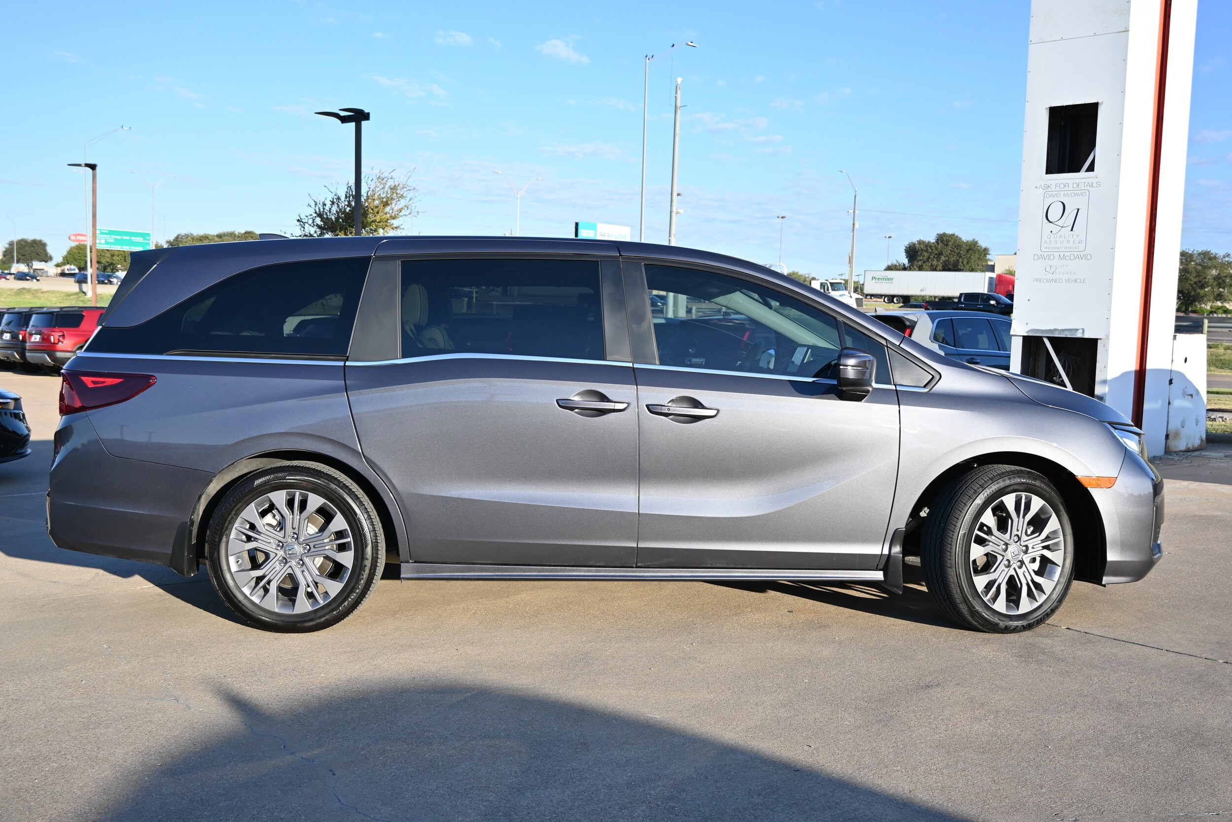 2025 Honda Odyssey Touring photo 2