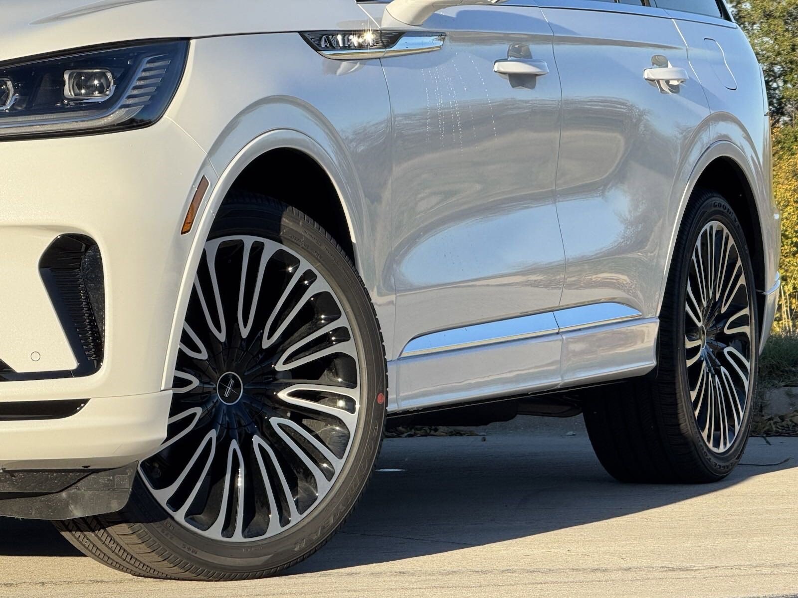 2025 Lincoln Aviator Black Label photo 2
