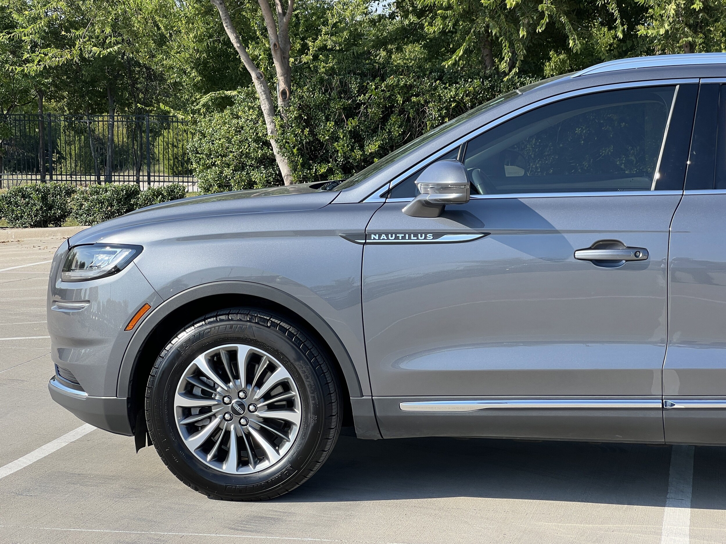 2022 Lincoln Nautilus Standard photo 2