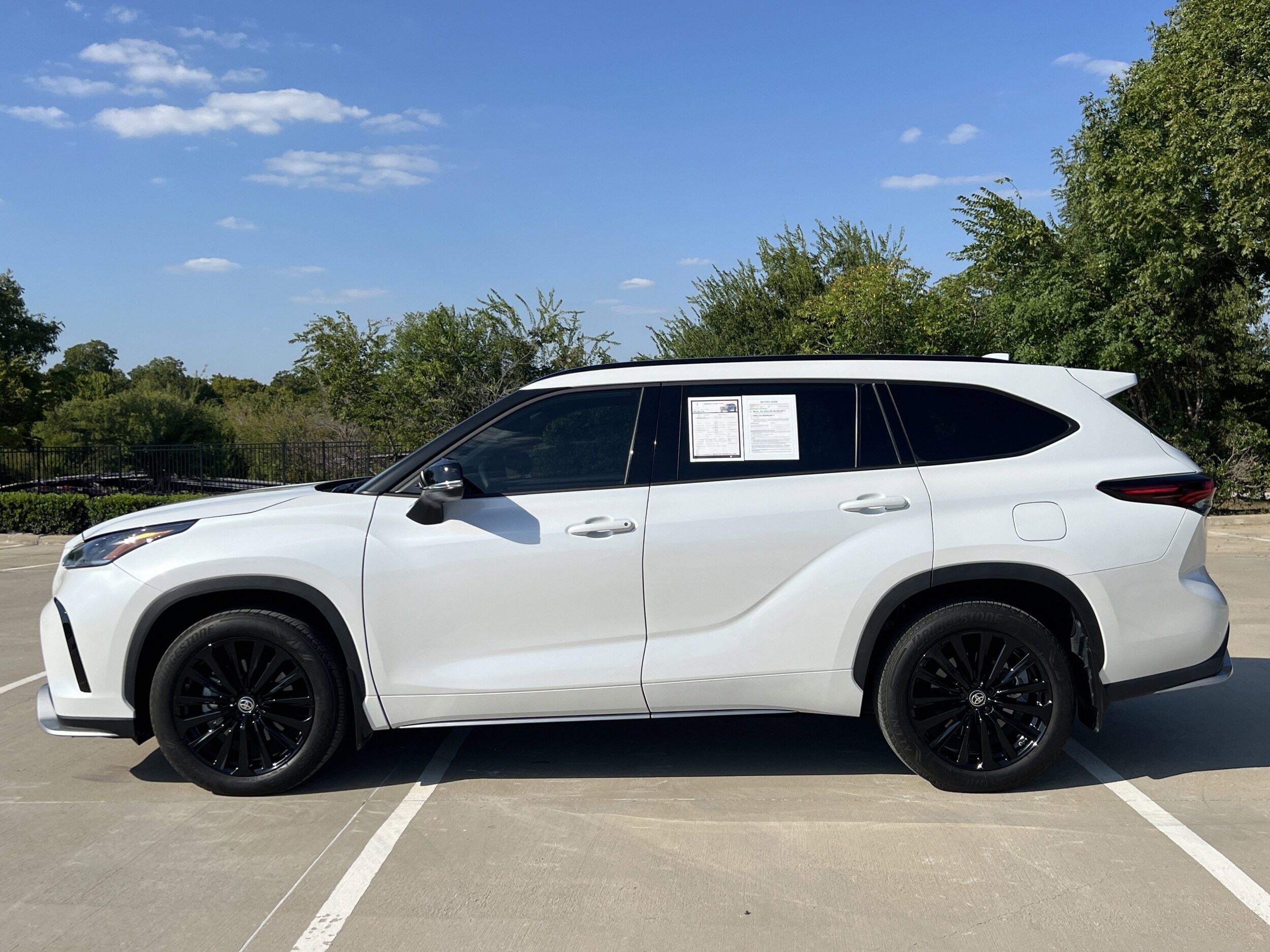2024 Toyota Highlander LE photo 3