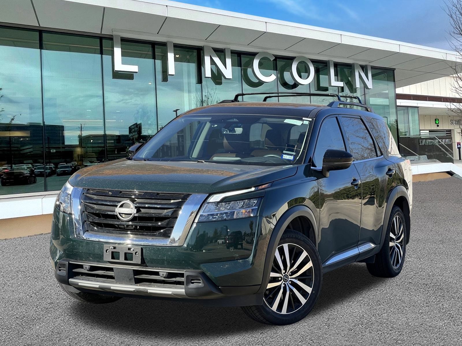2024 Nissan Pathfinder Platinum's photo