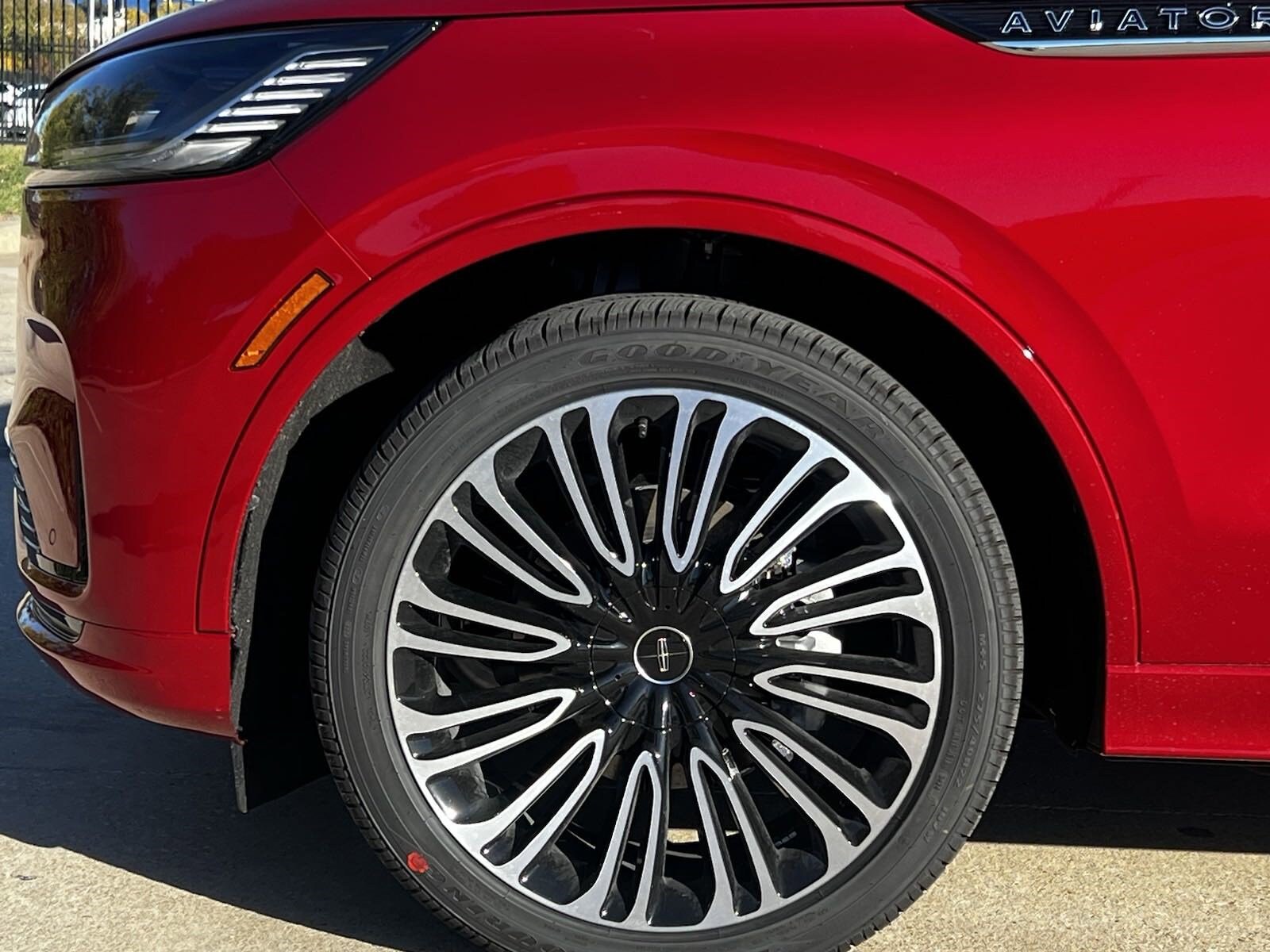 2025 Lincoln Aviator Black Label photo 3