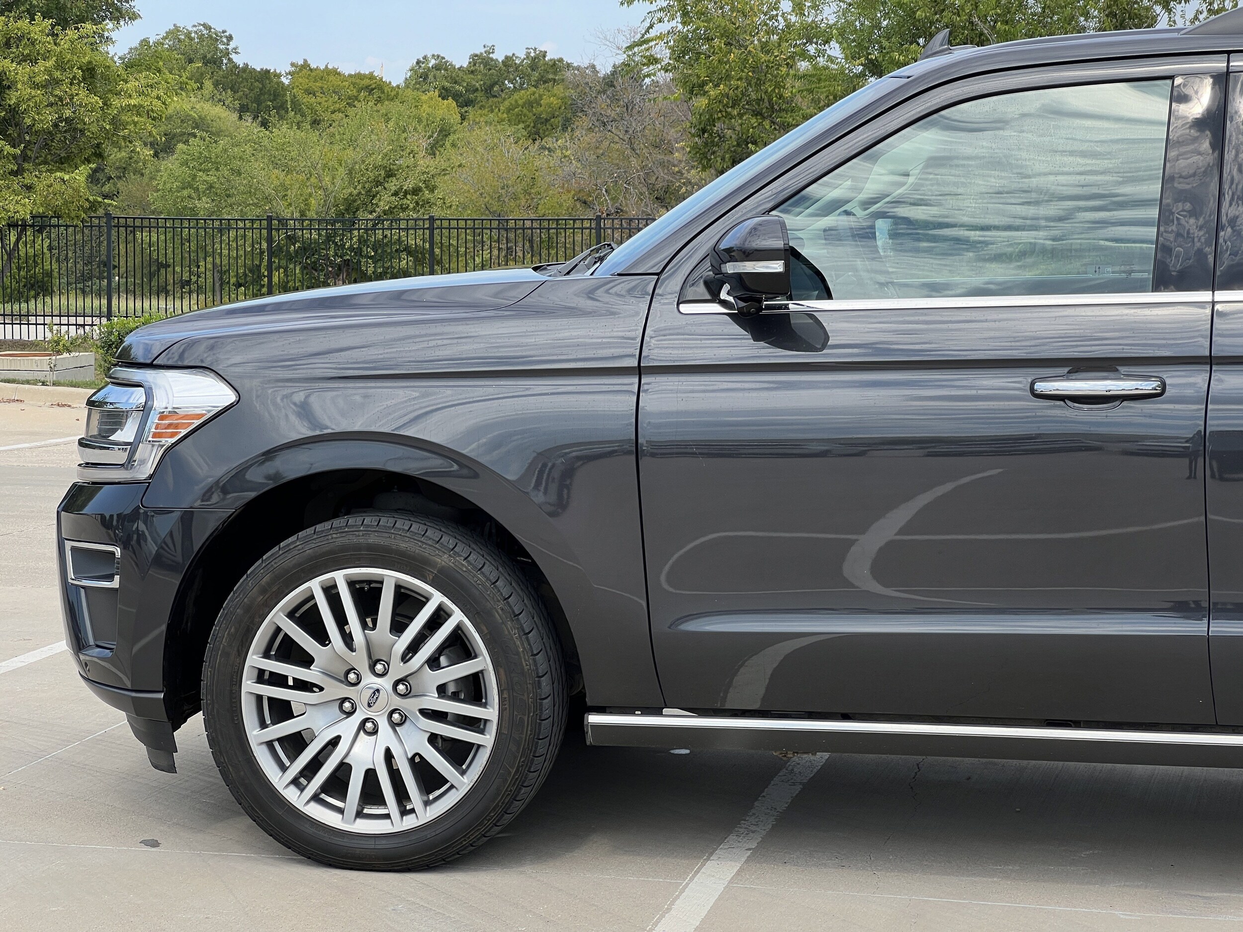2023 Ford Expedition Limited photo 2