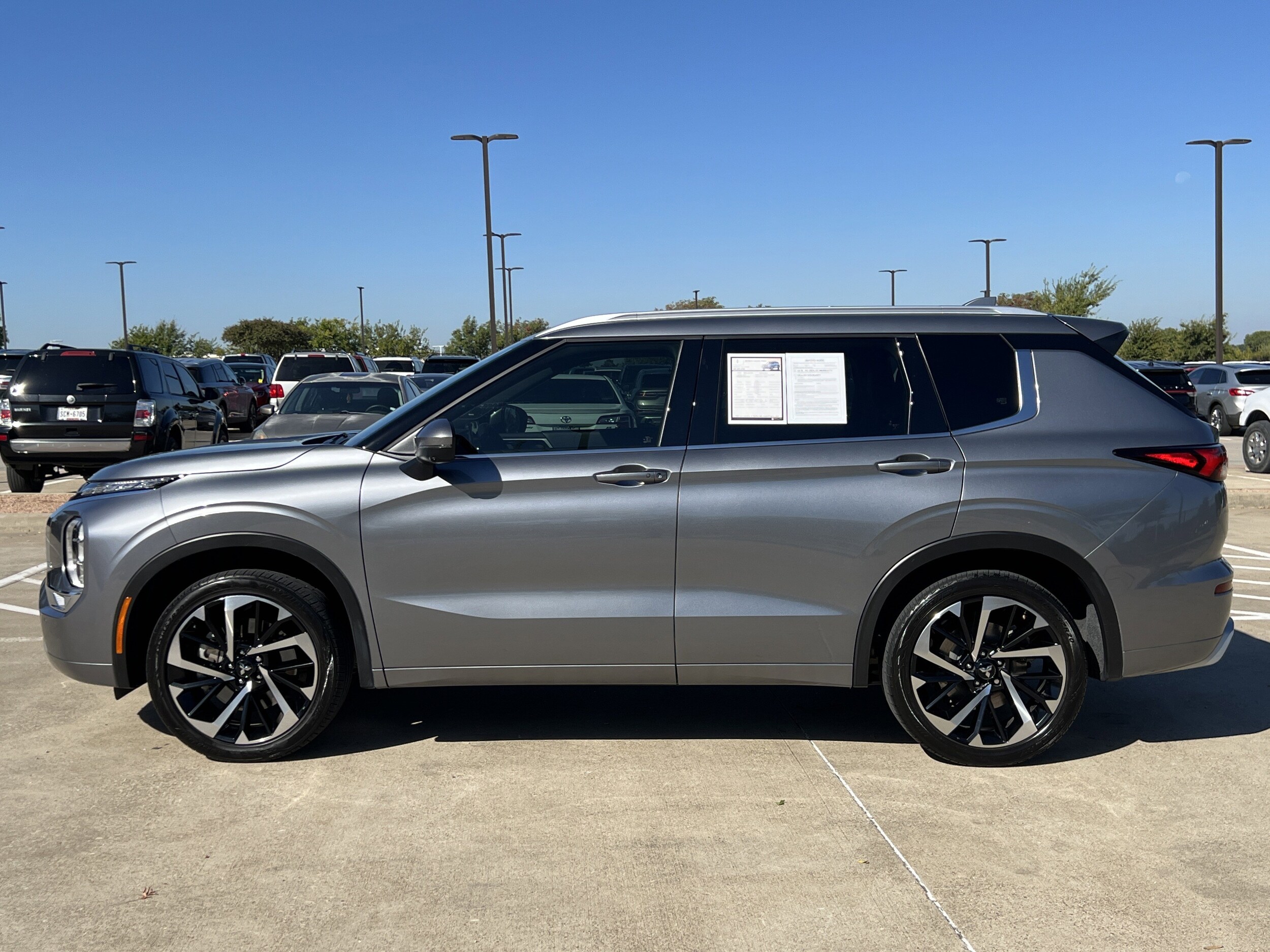 2022 Mitsubishi Outlander SEL photo 3