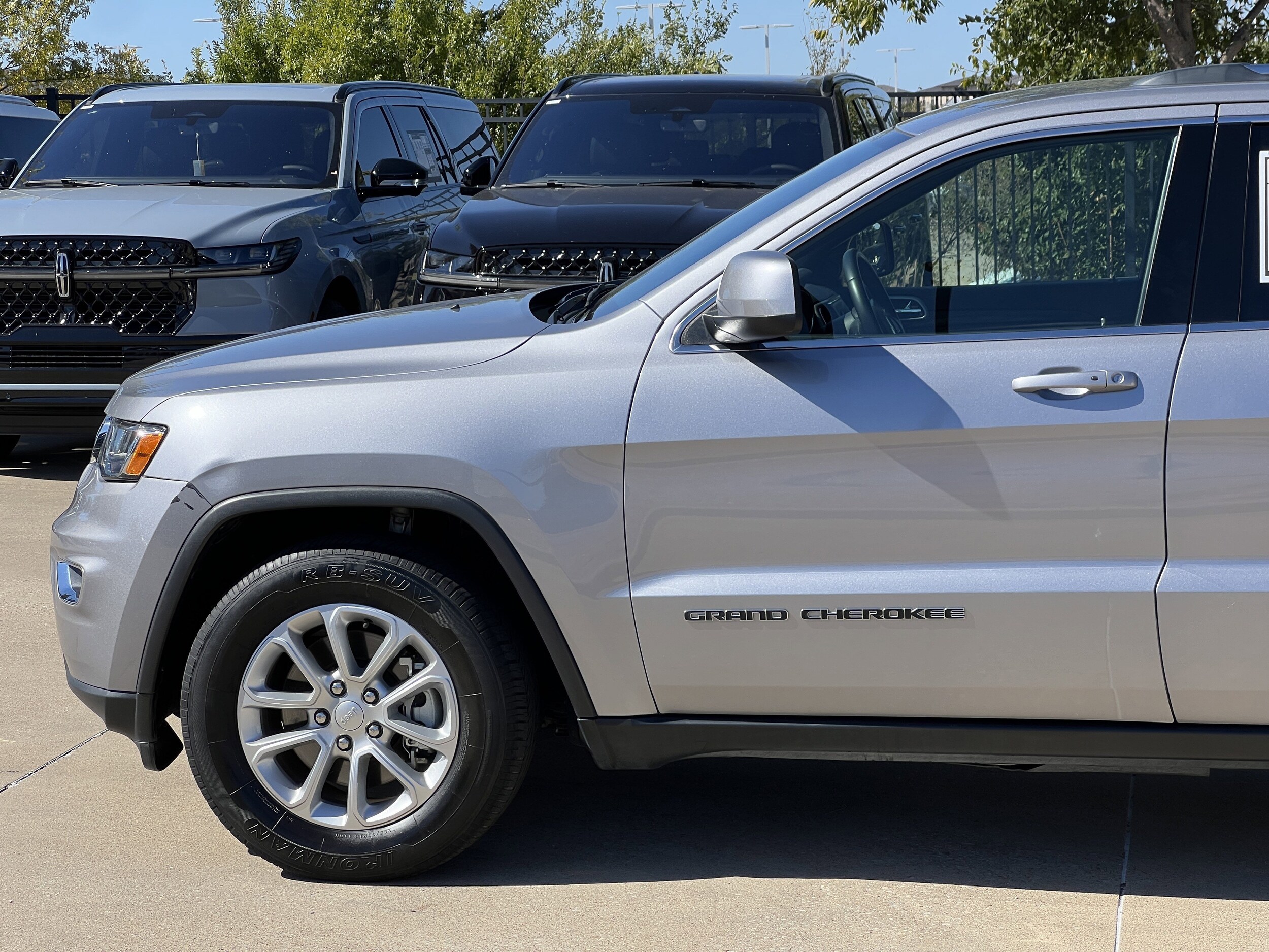 2021 Jeep Grand Cherokee Laredo E photo 3